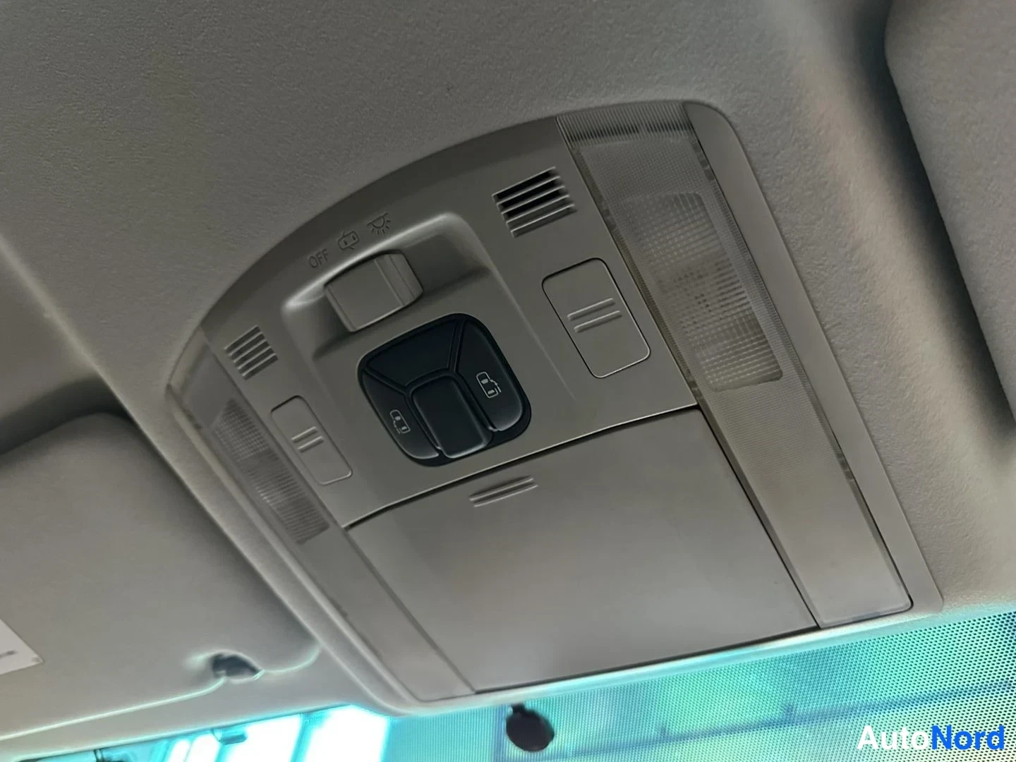 Svart Toyota Vellfire 2008, detalj, bild 36
