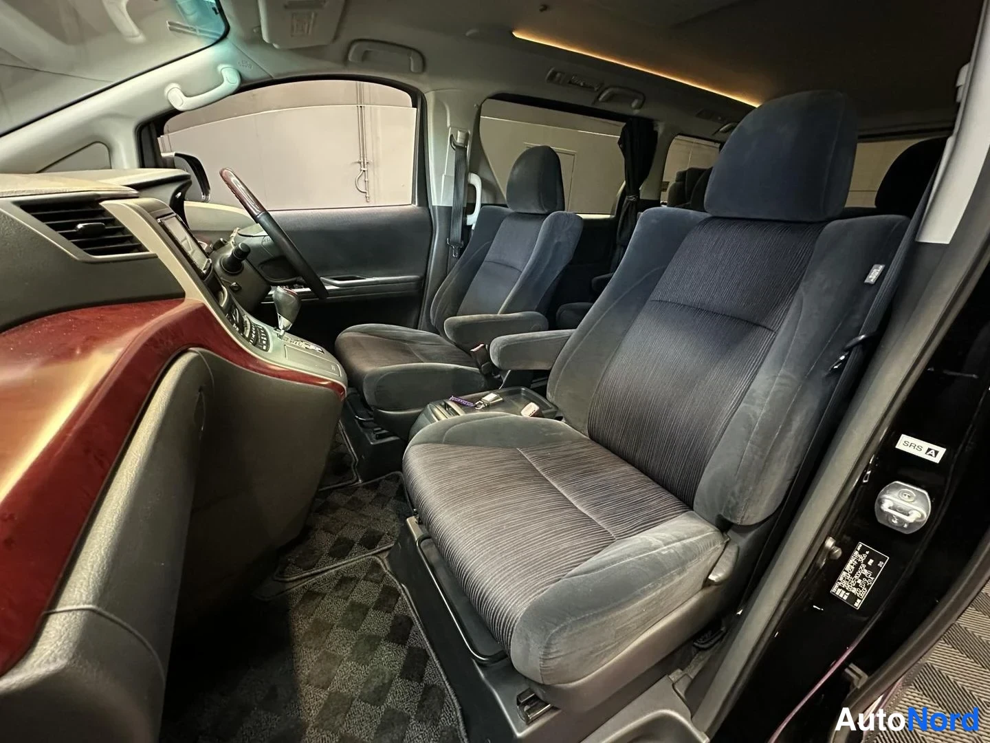 Svart Toyota Vellfire 2008, framsäten, bild 18