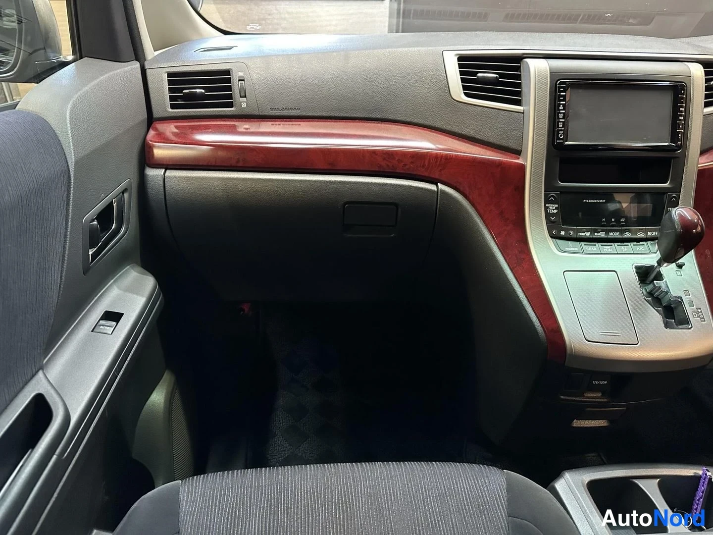 Svart Toyota Vellfire 2008, detalj, bild 37
