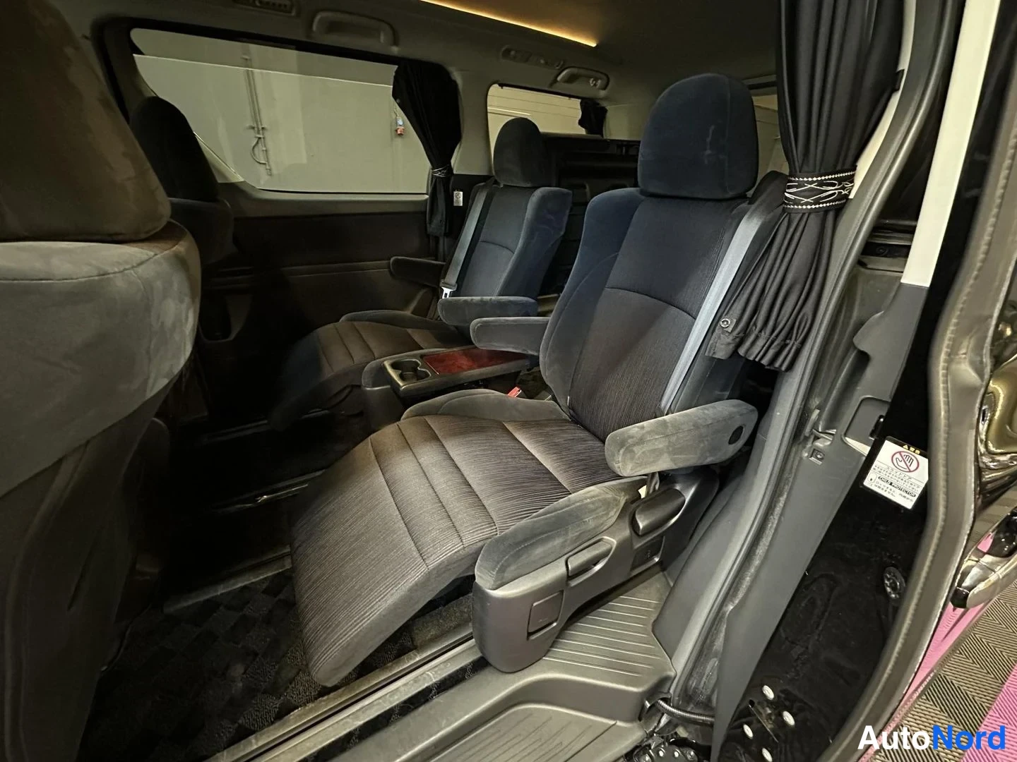 Svart Toyota Vellfire 2008, baksäten, bild 19