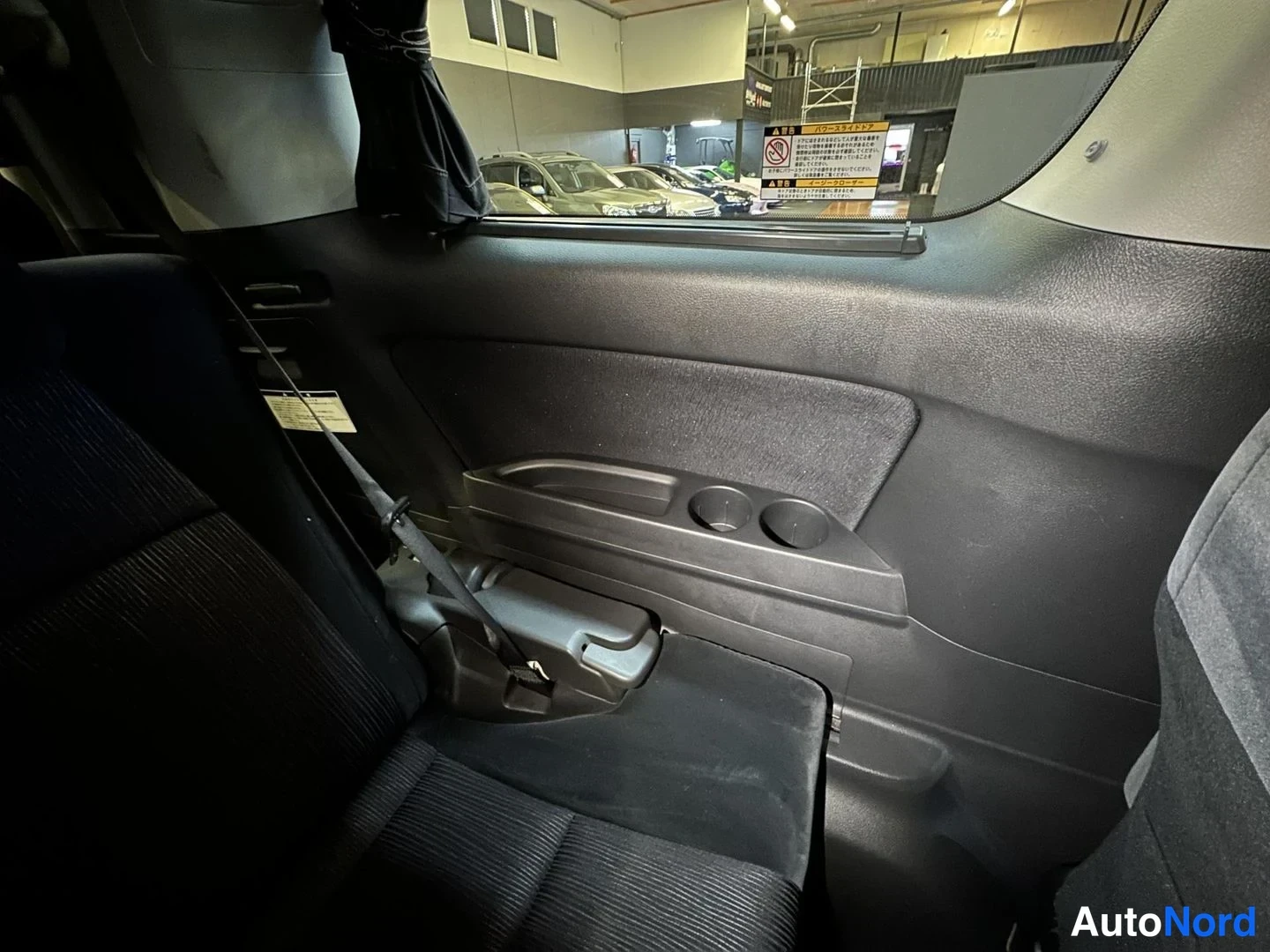 Svart Toyota Vellfire 2008, detalj, bild 40