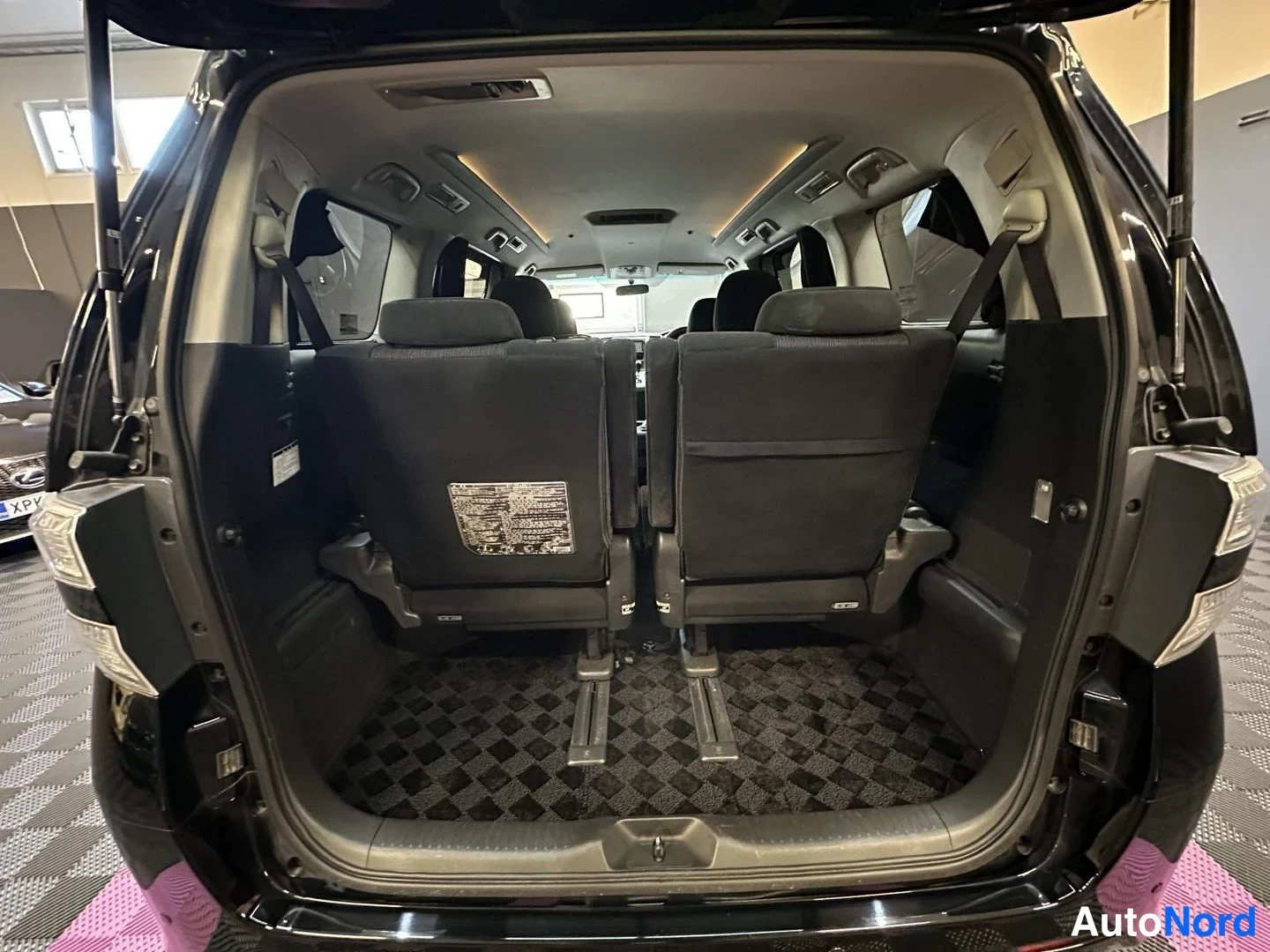 Svart Toyota Vellfire 2008, bagageutrymme, bild 24
