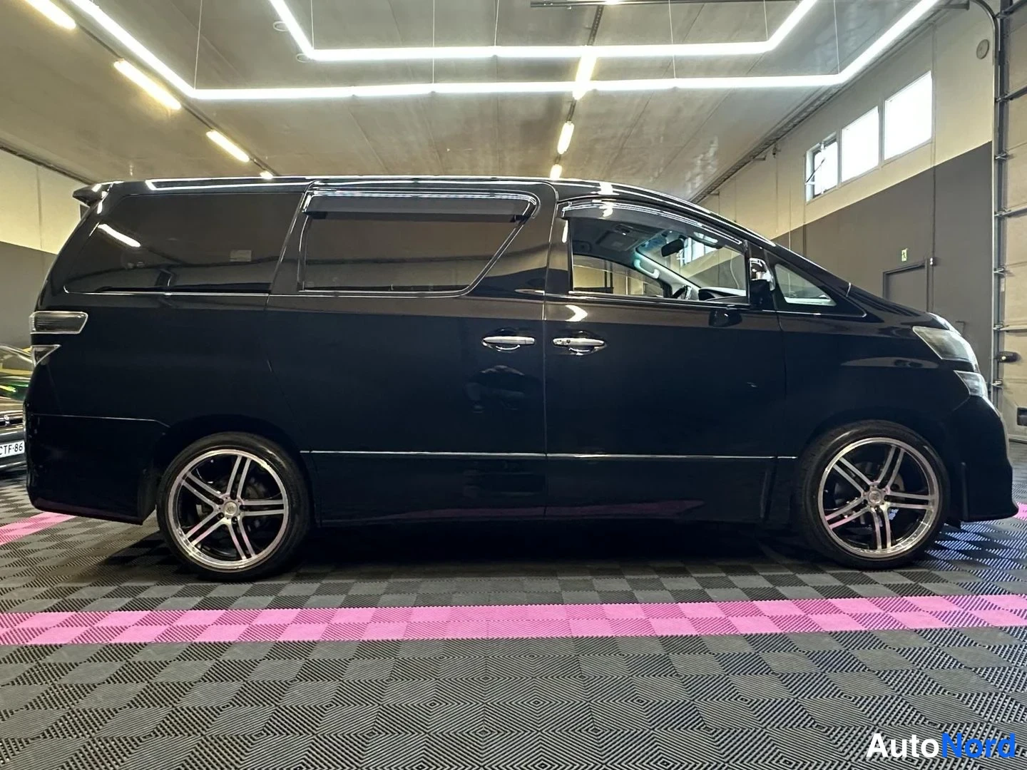 Svart Toyota Vellfire 2008, från sidan, bild 5