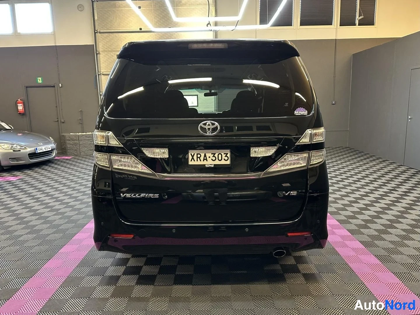 Svart Toyota Vellfire 2008, bakifrån, bild 8