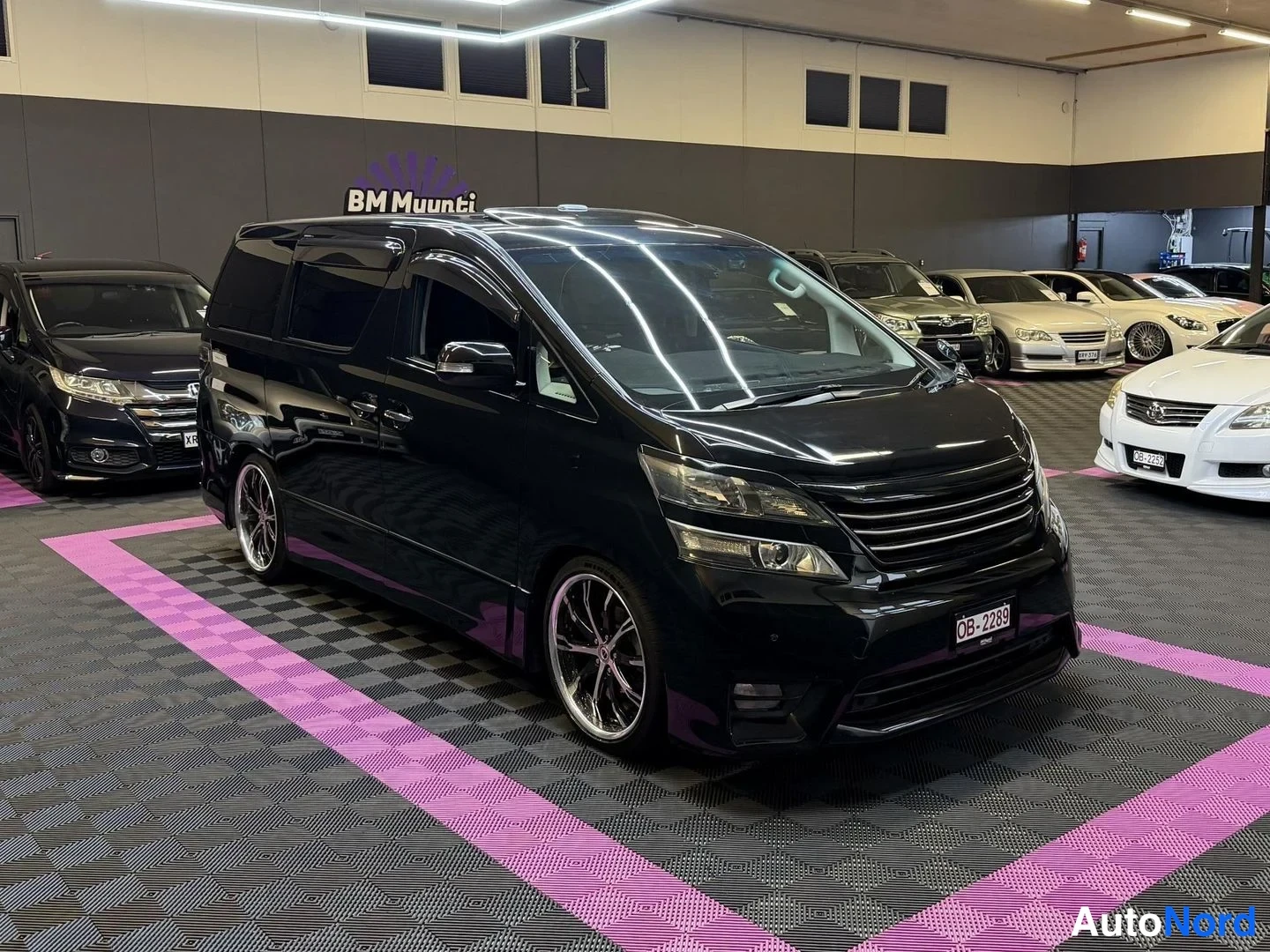 Svart Toyota Vellfire 2009, snett framifrån, fronten åt höger, bild 2