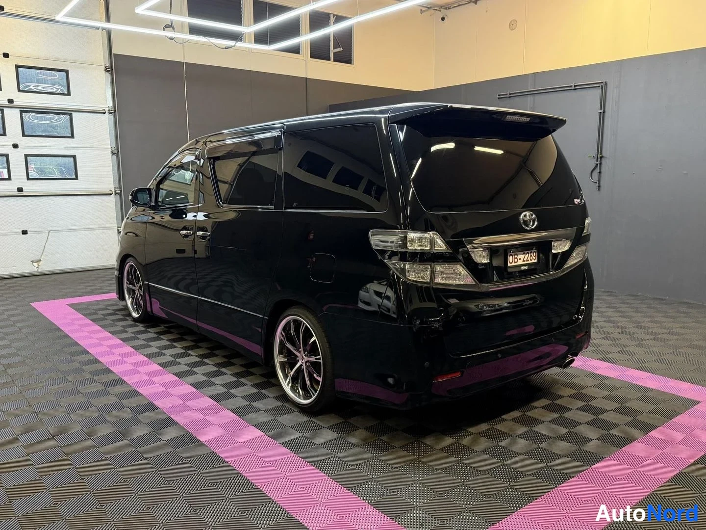 Svart Toyota Vellfire 2009, snett bakifrån, bild 8