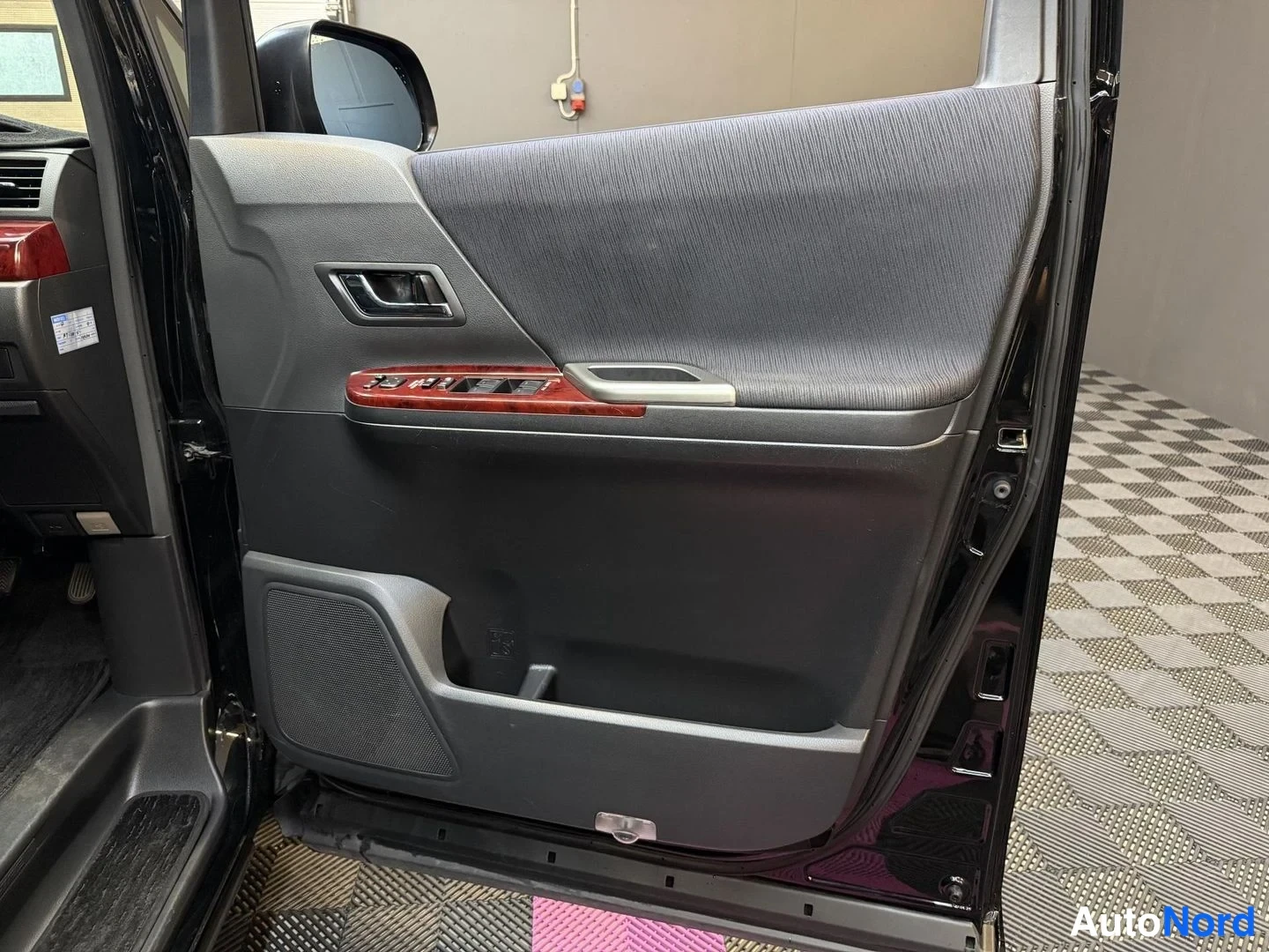 Svart Toyota Vellfire 2009, detalj, bild 33