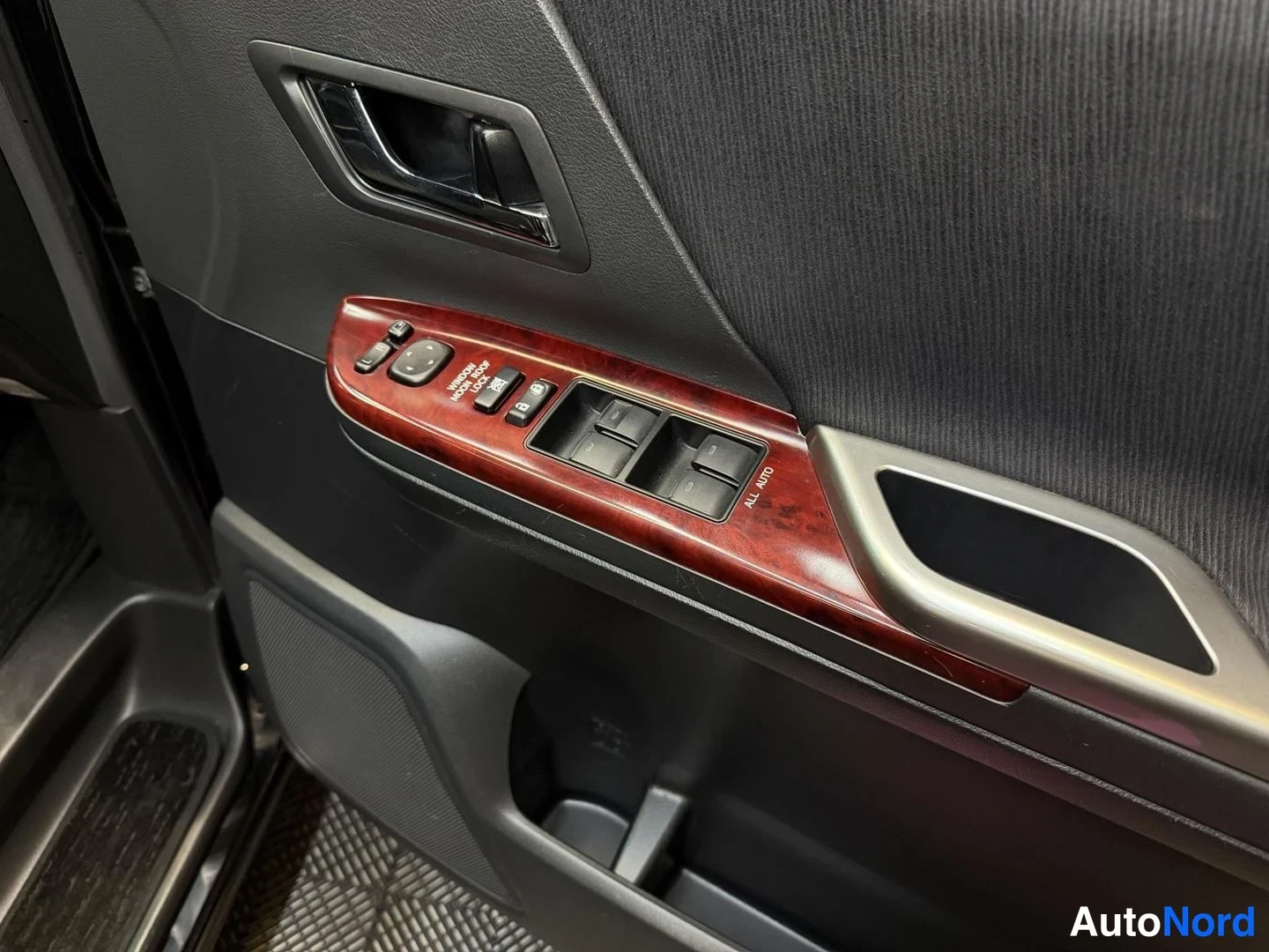 Svart Toyota Vellfire 2009, detalj, bild 34