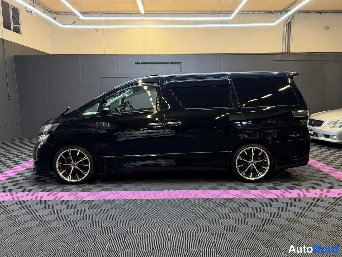 Svart Toyota Vellfire 2009, från sidan, bild 4