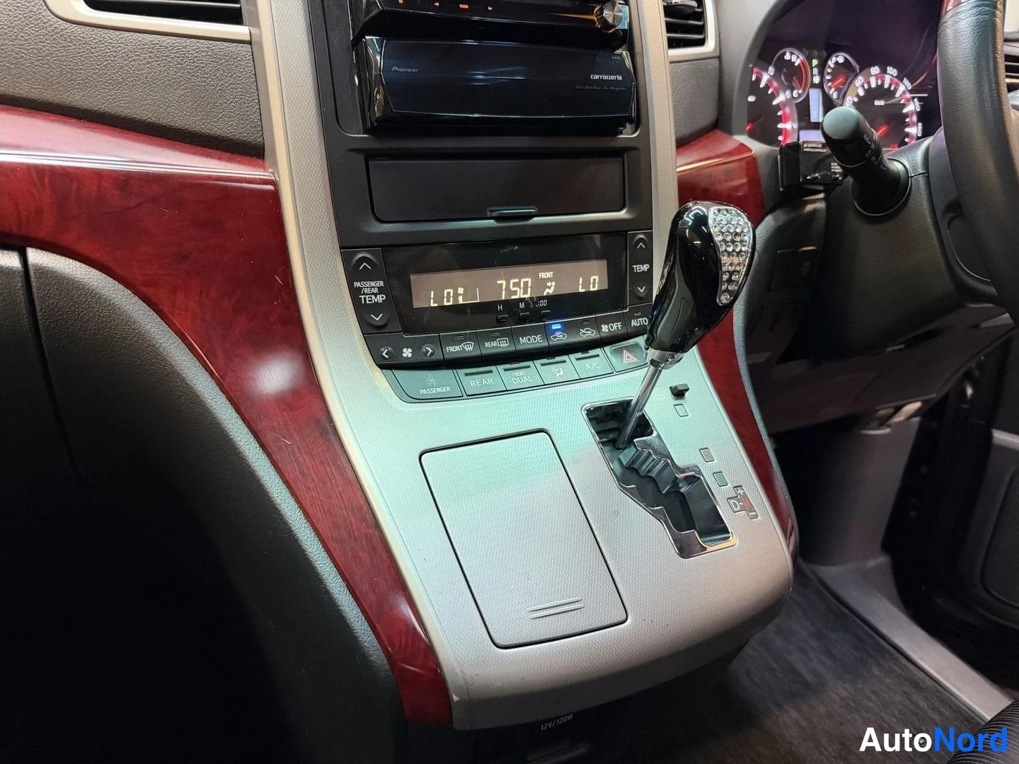Svart Toyota Vellfire 2009, detalj, bild 29