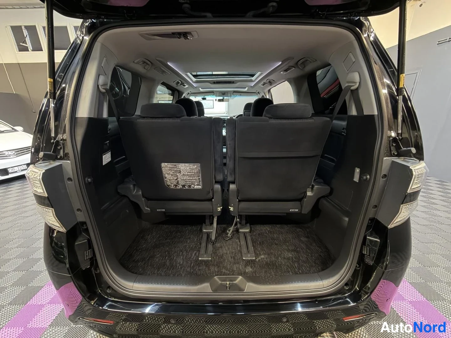 Svart Toyota Vellfire 2009, bagageutrymme, bild 25