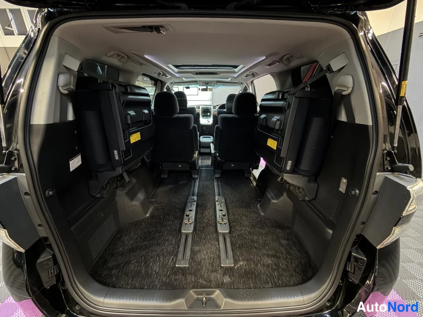 Svart Toyota Vellfire 2009, bagageutrymme, bild 26