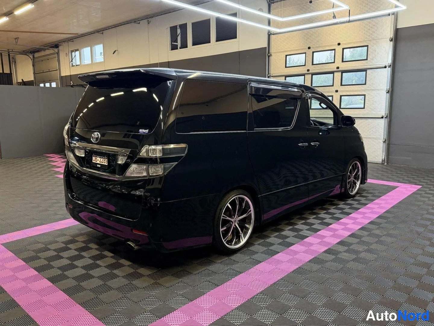 Svart Toyota Vellfire 2009, snett bakifrån, bild 7
