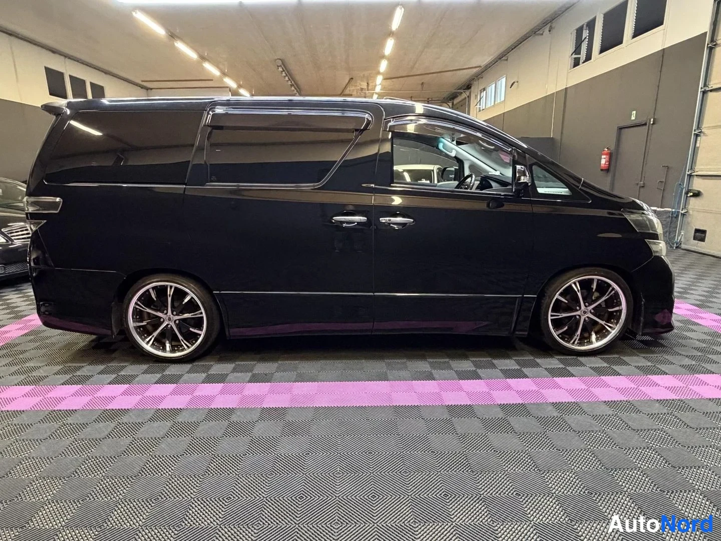 Svart Toyota Vellfire 2009, från sidan, bild 5