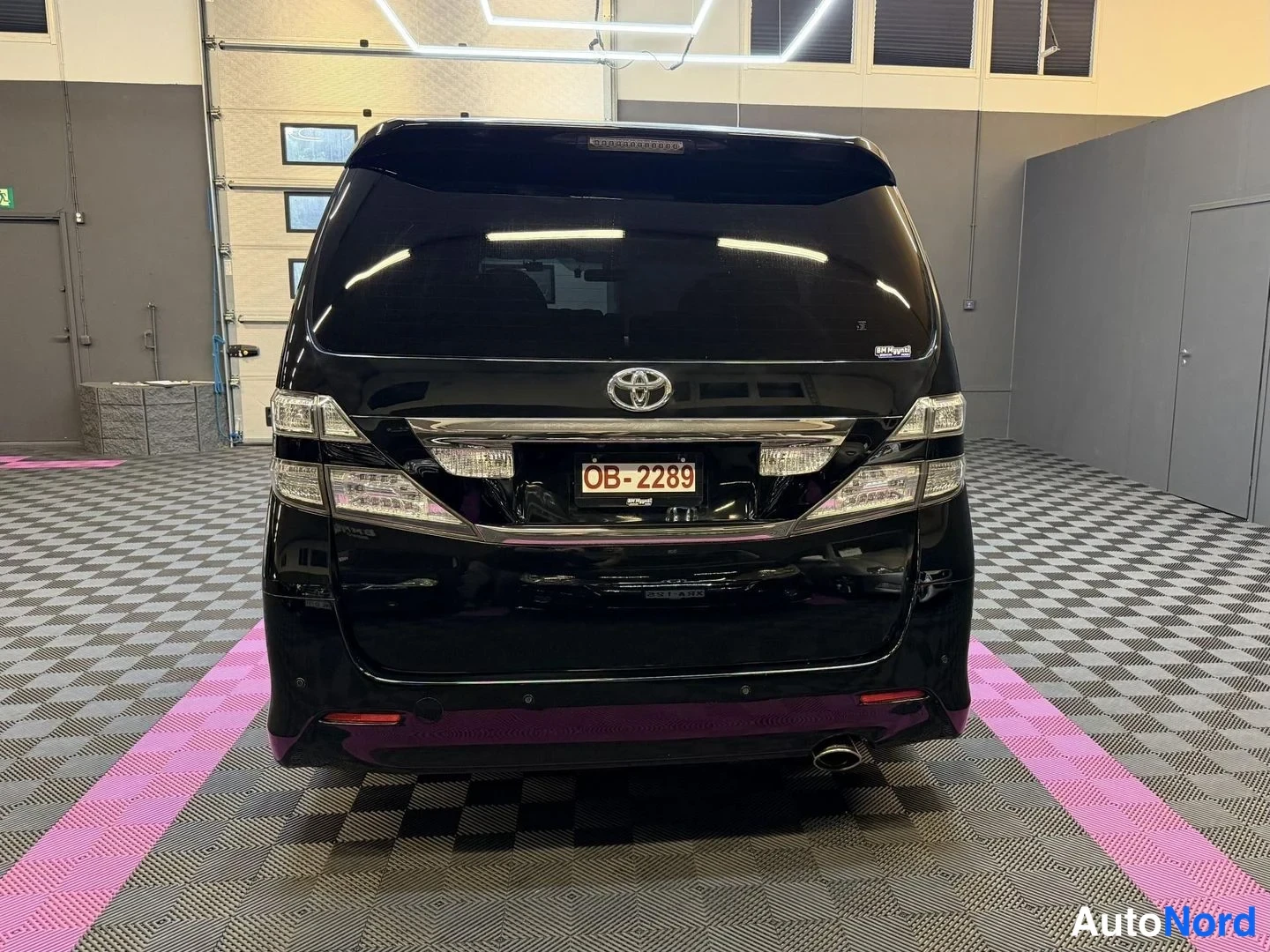 Svart Toyota Vellfire 2009, bakifrån, bild 9