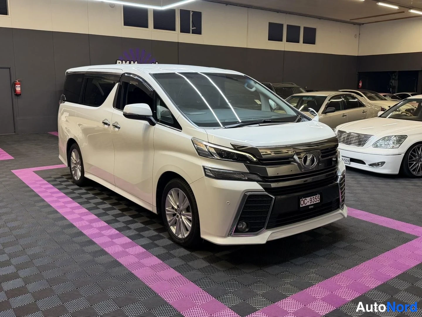 Vit Toyota Vellfire 2015, snett framifrån, fronten åt vänster, bild 2