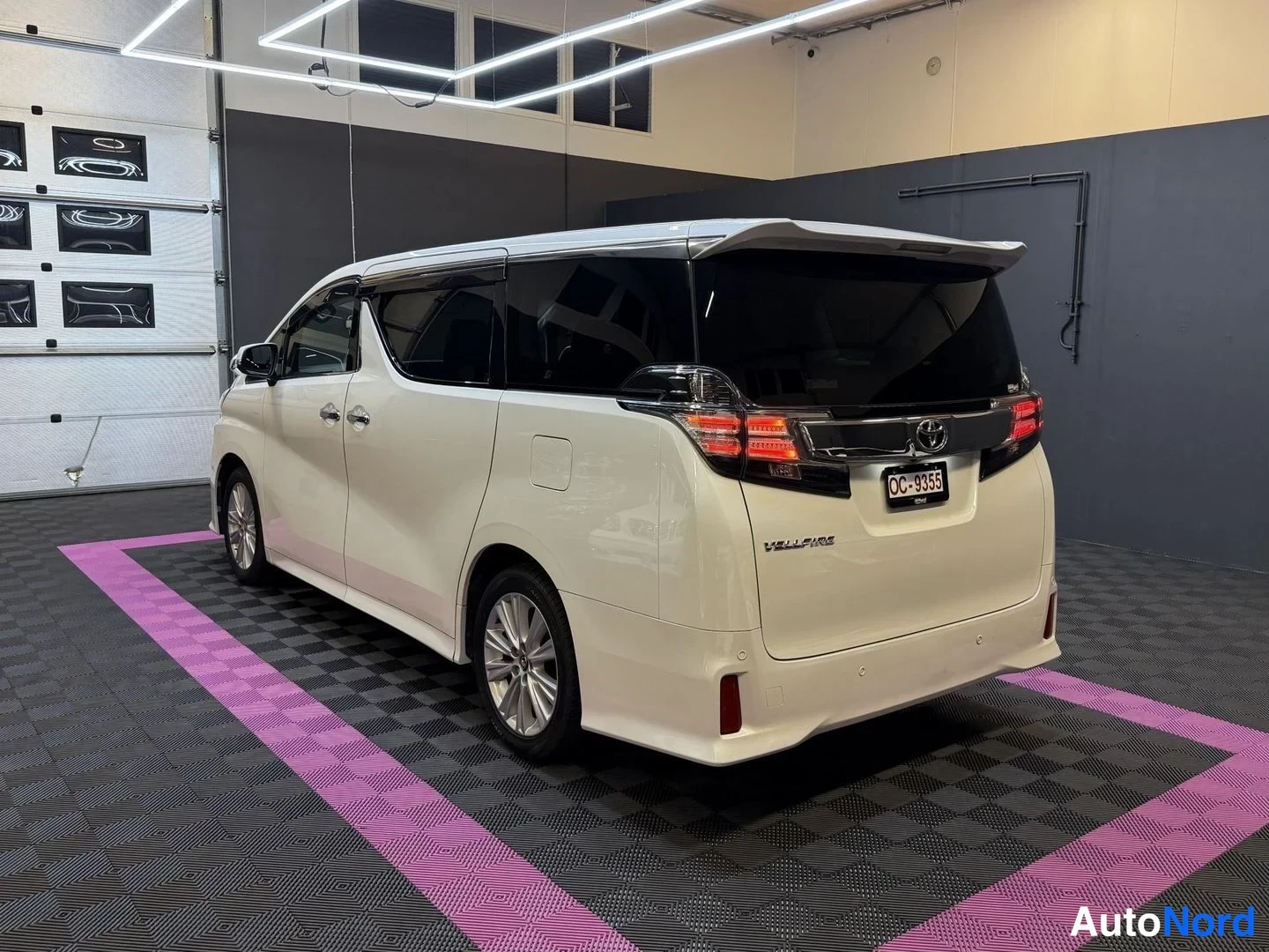 Vit Toyota Vellfire 2015, snett bakifrån, bild 7