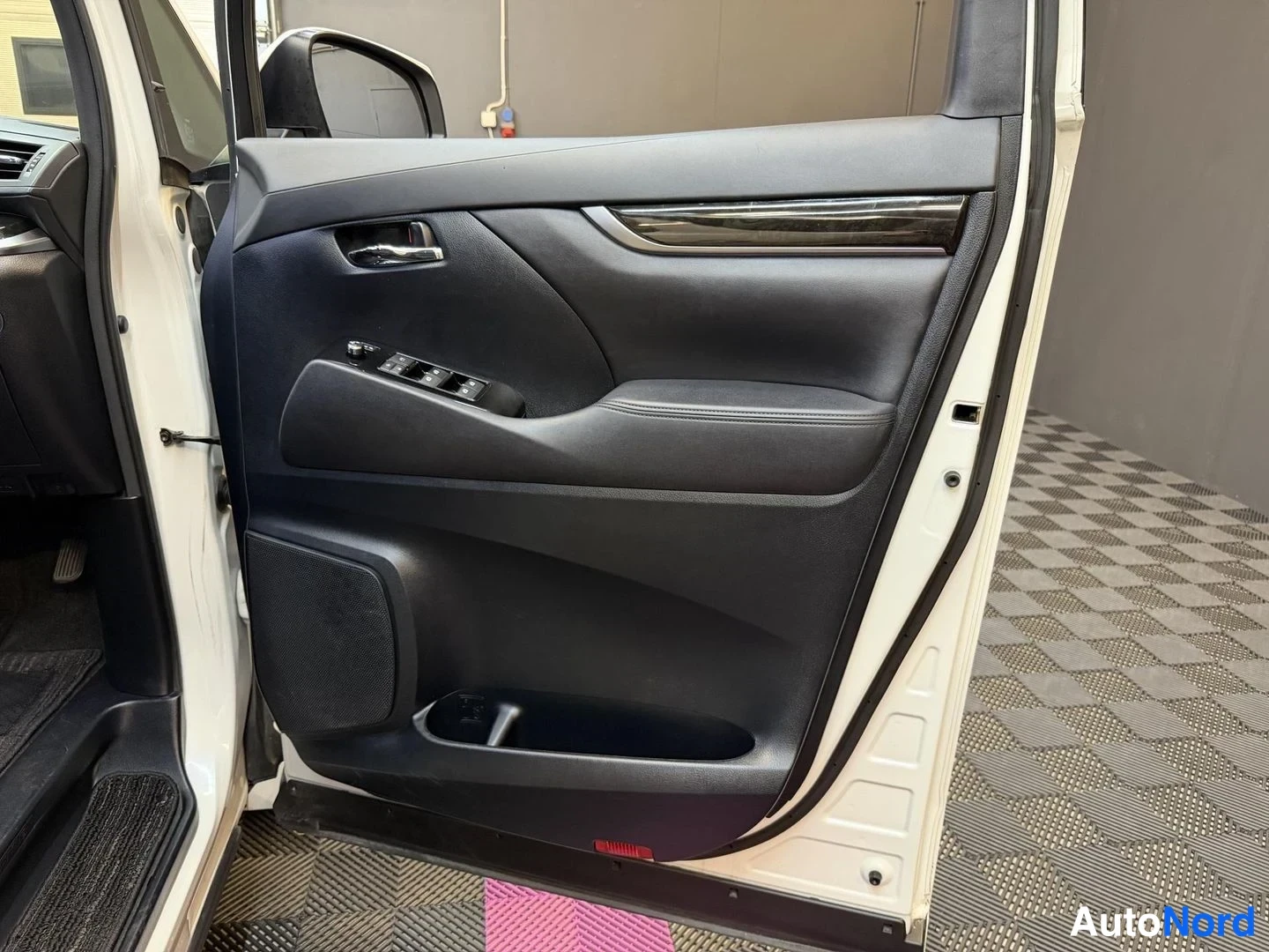 Vit Toyota Vellfire 2015, detalj, bild 28
