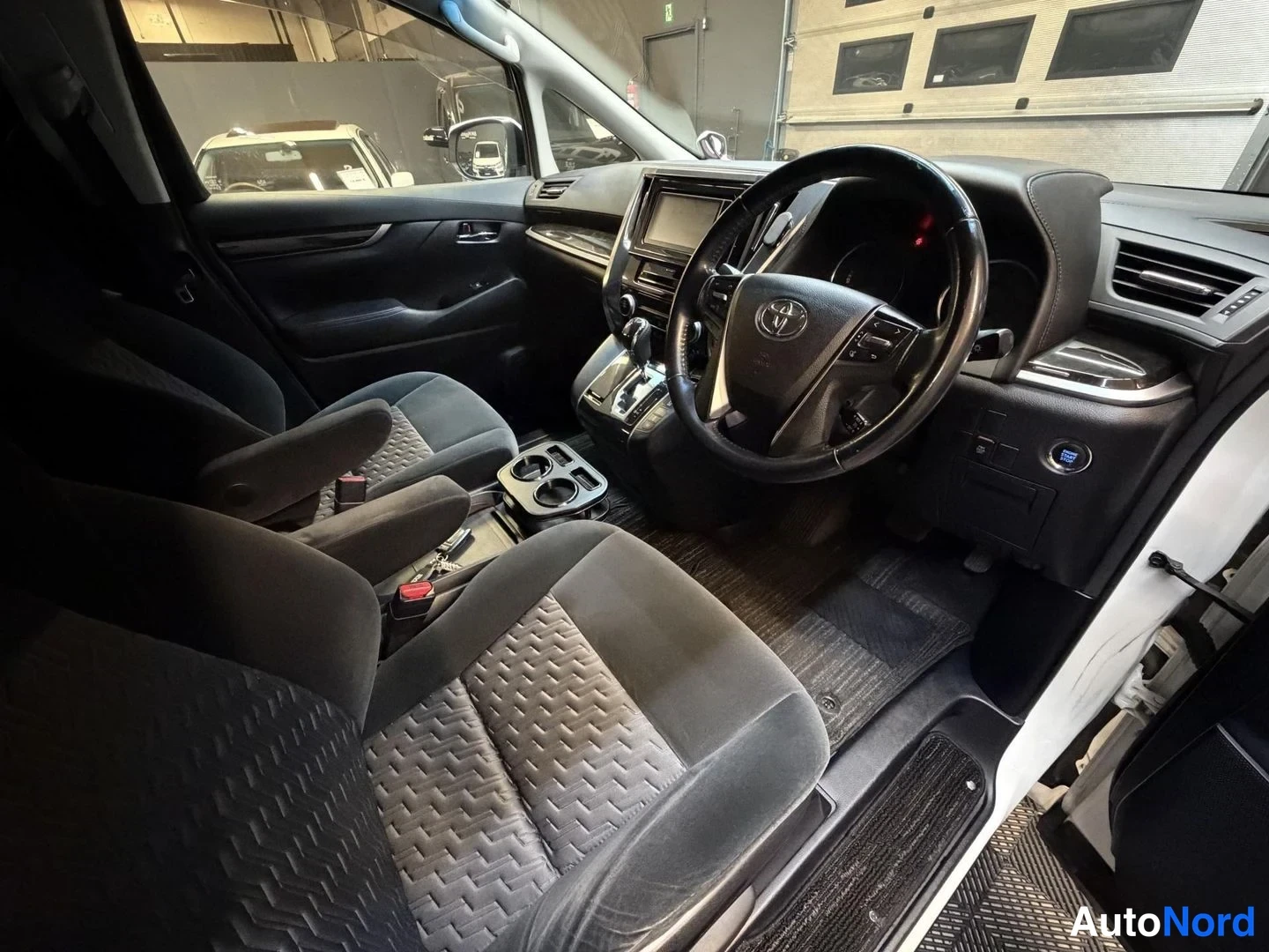 Vit Toyota Vellfire 2015, förarplats, bild 17