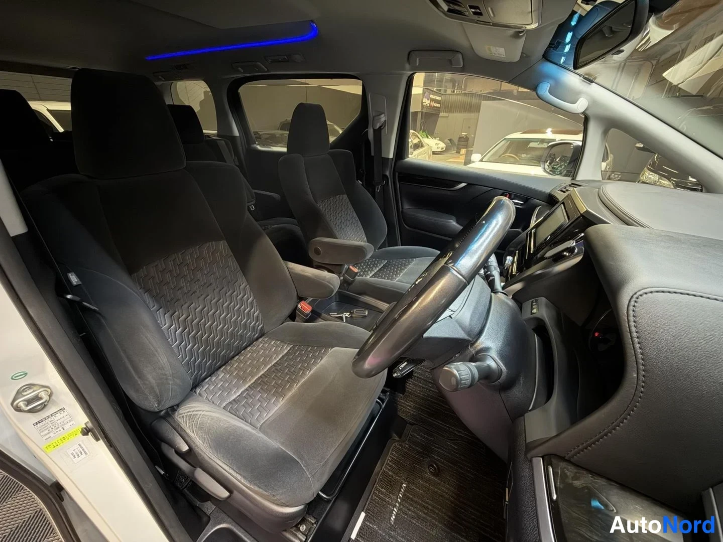 Vit Toyota Vellfire 2015, förarplats, bild 18