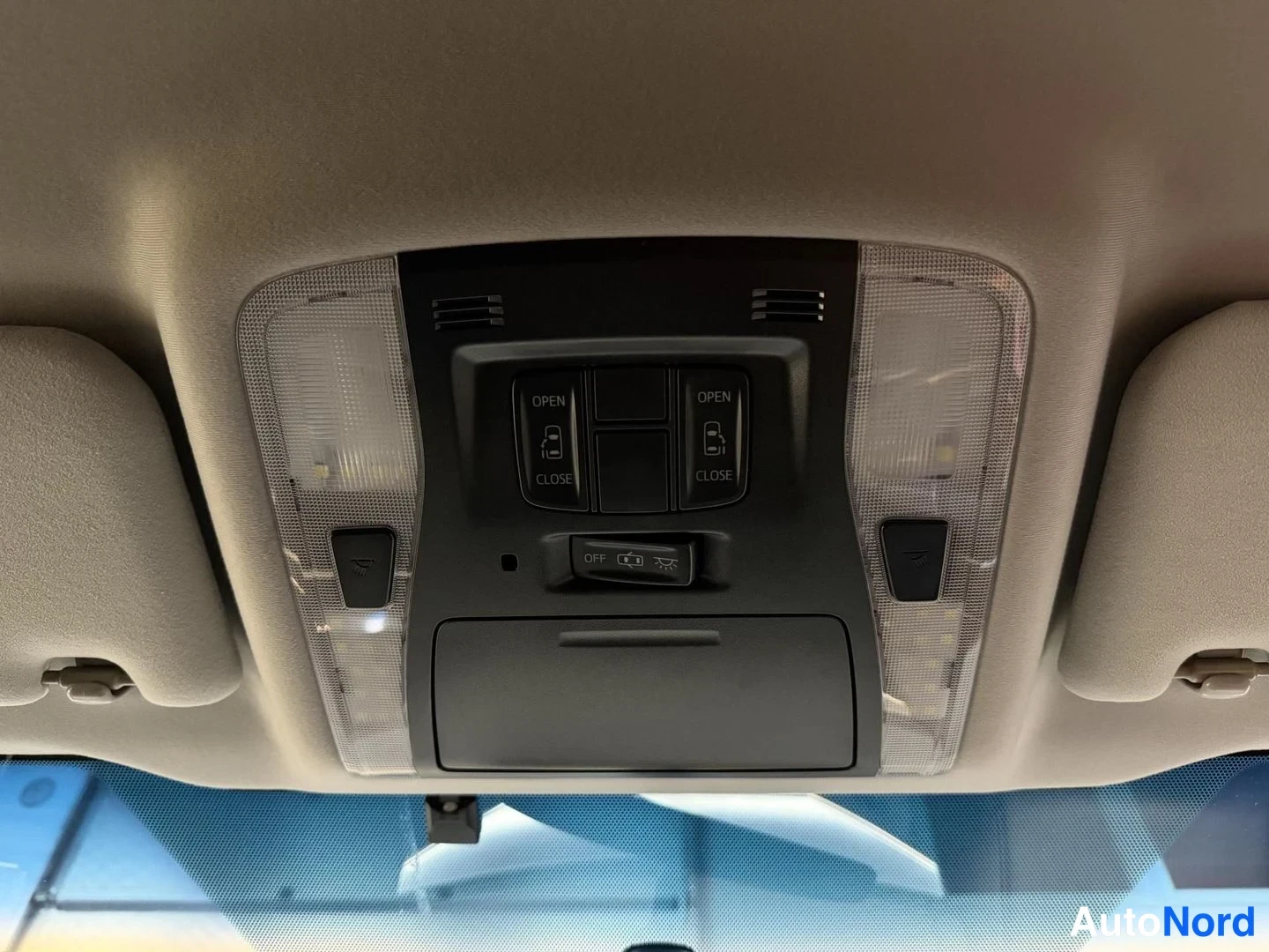 Vit Toyota Vellfire 2015, detalj, bild 26