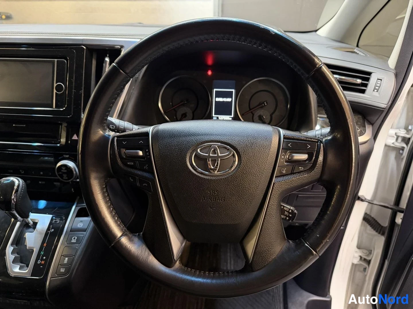 Vit Toyota Vellfire 2015, förarplats, bild 11