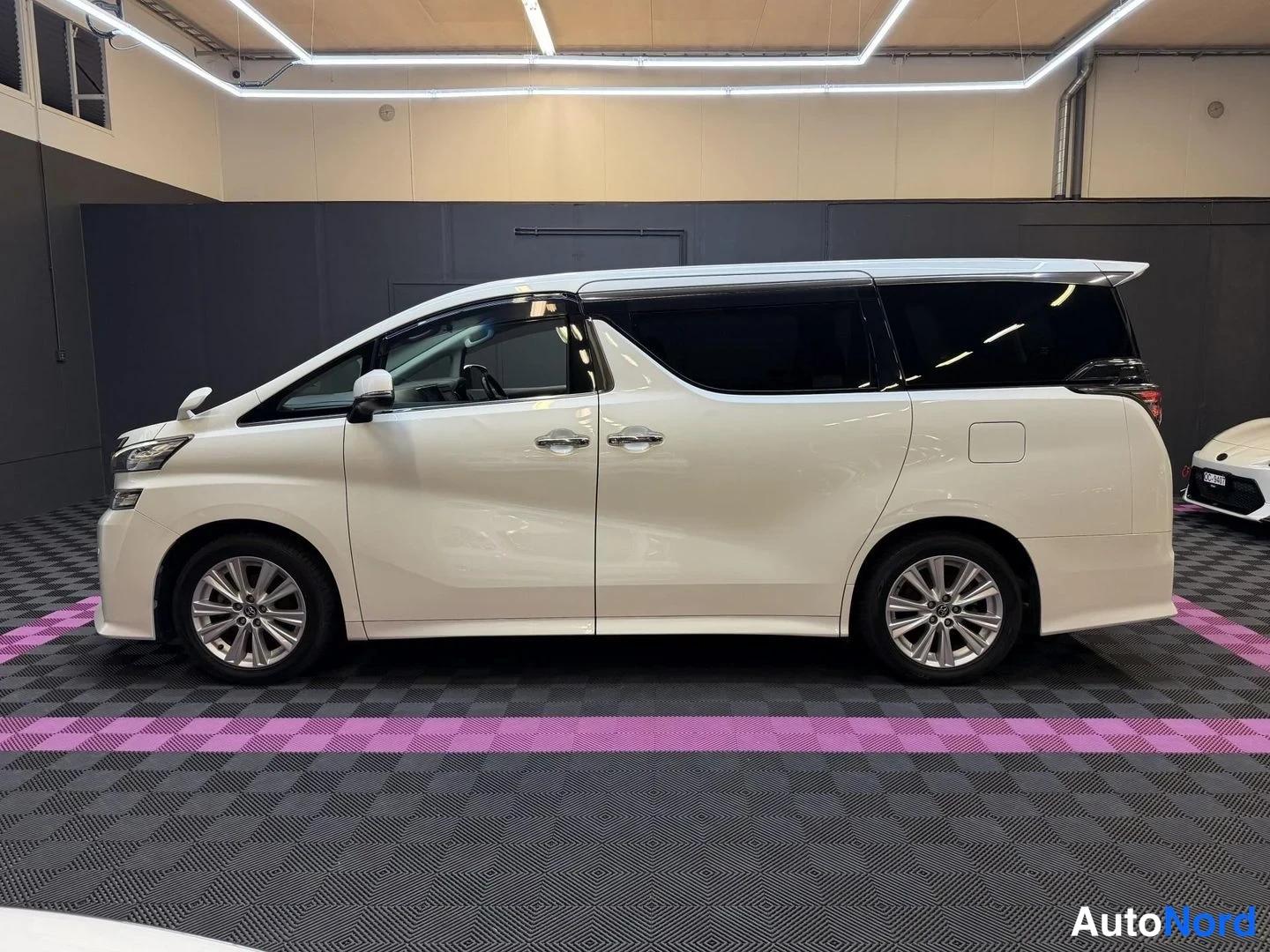 Vit Toyota Vellfire 2015, från sidan, bild 4