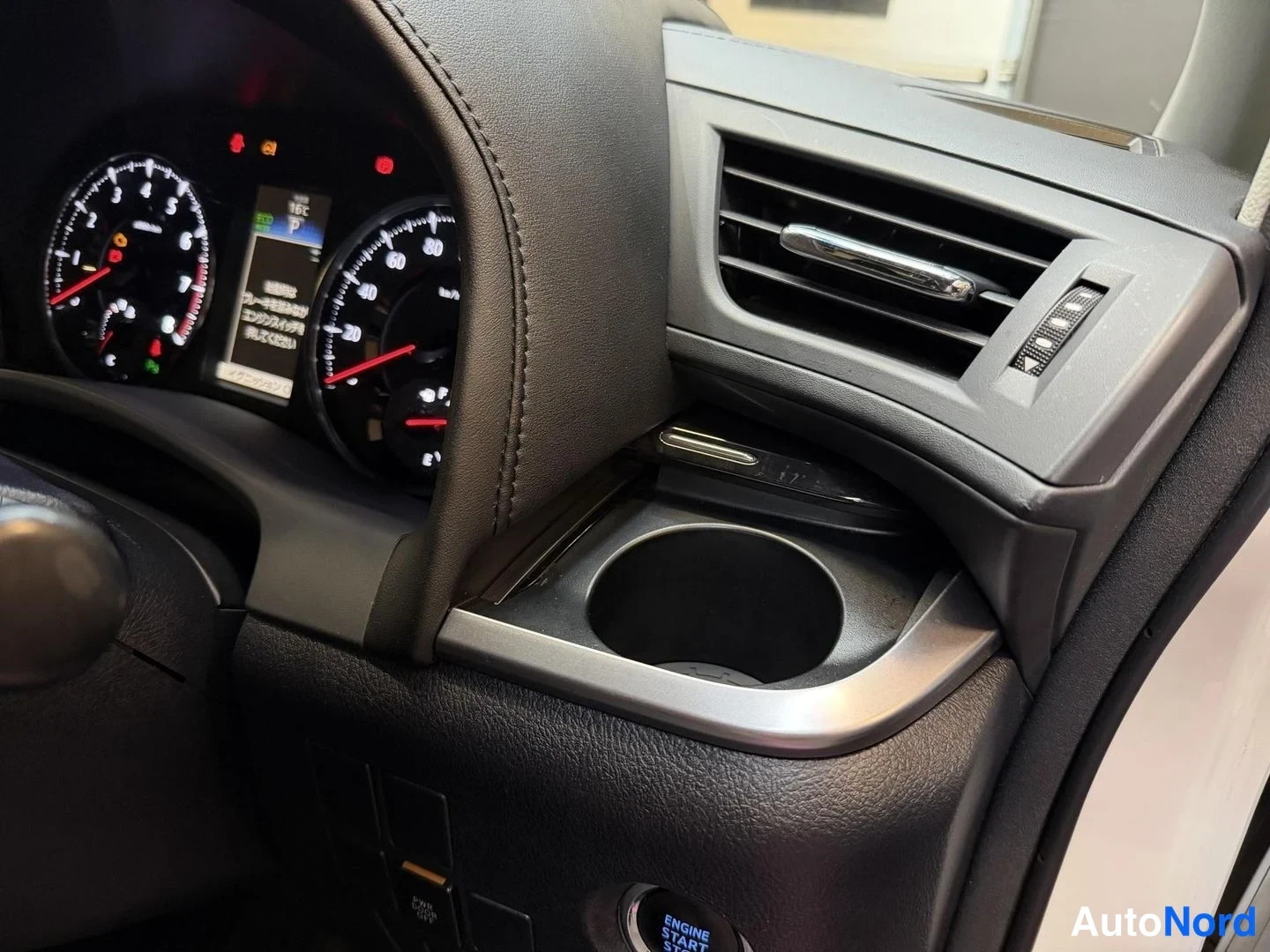 Vit Toyota Vellfire 2015, förarplats, bild 12