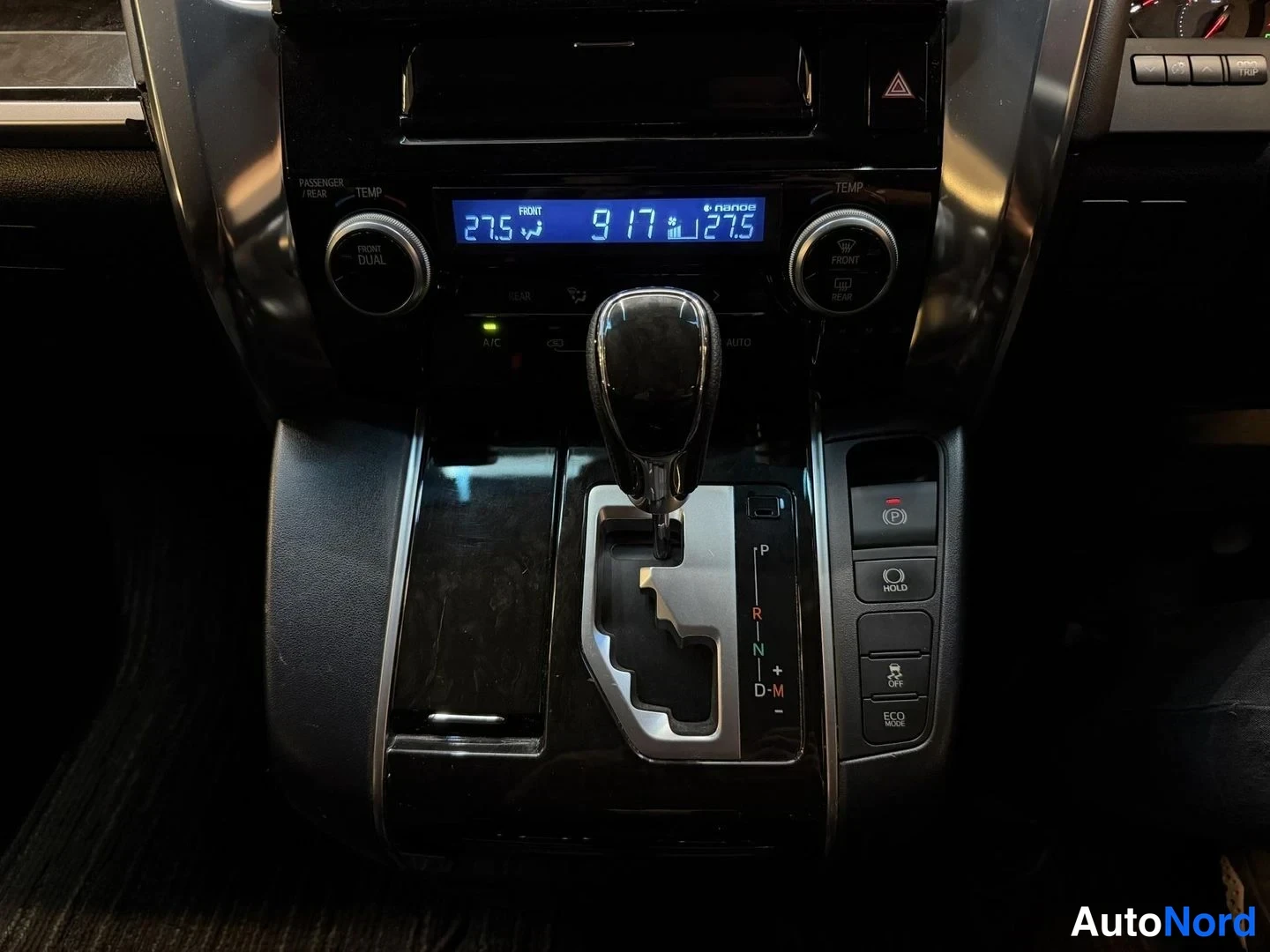 Vit Toyota Vellfire 2015, detalj, bild 30