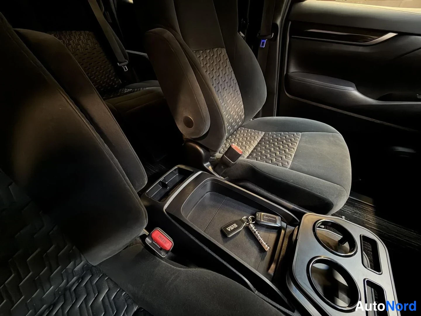 Vit Toyota Vellfire 2015, framsäten, bild 19
