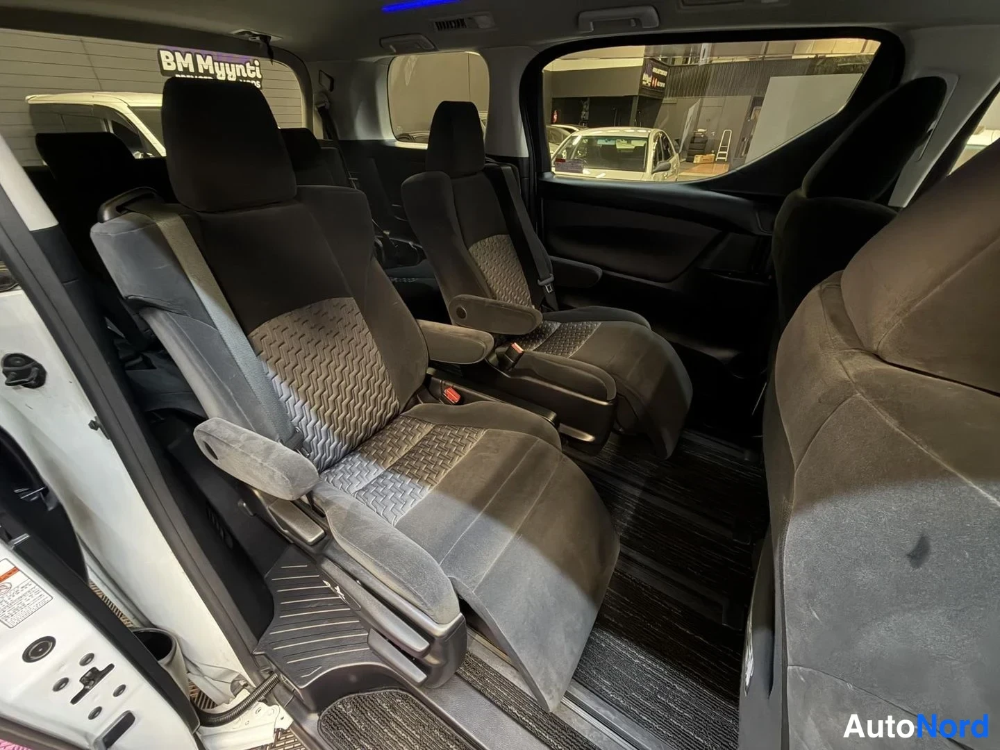 Vit Toyota Vellfire 2015, baksäten, bild 21