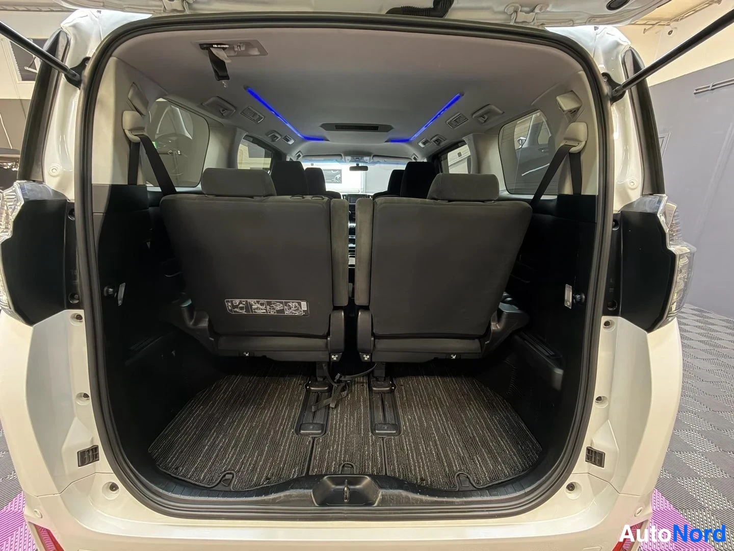 Vit Toyota Vellfire 2015, bagageutrymme, bild 22