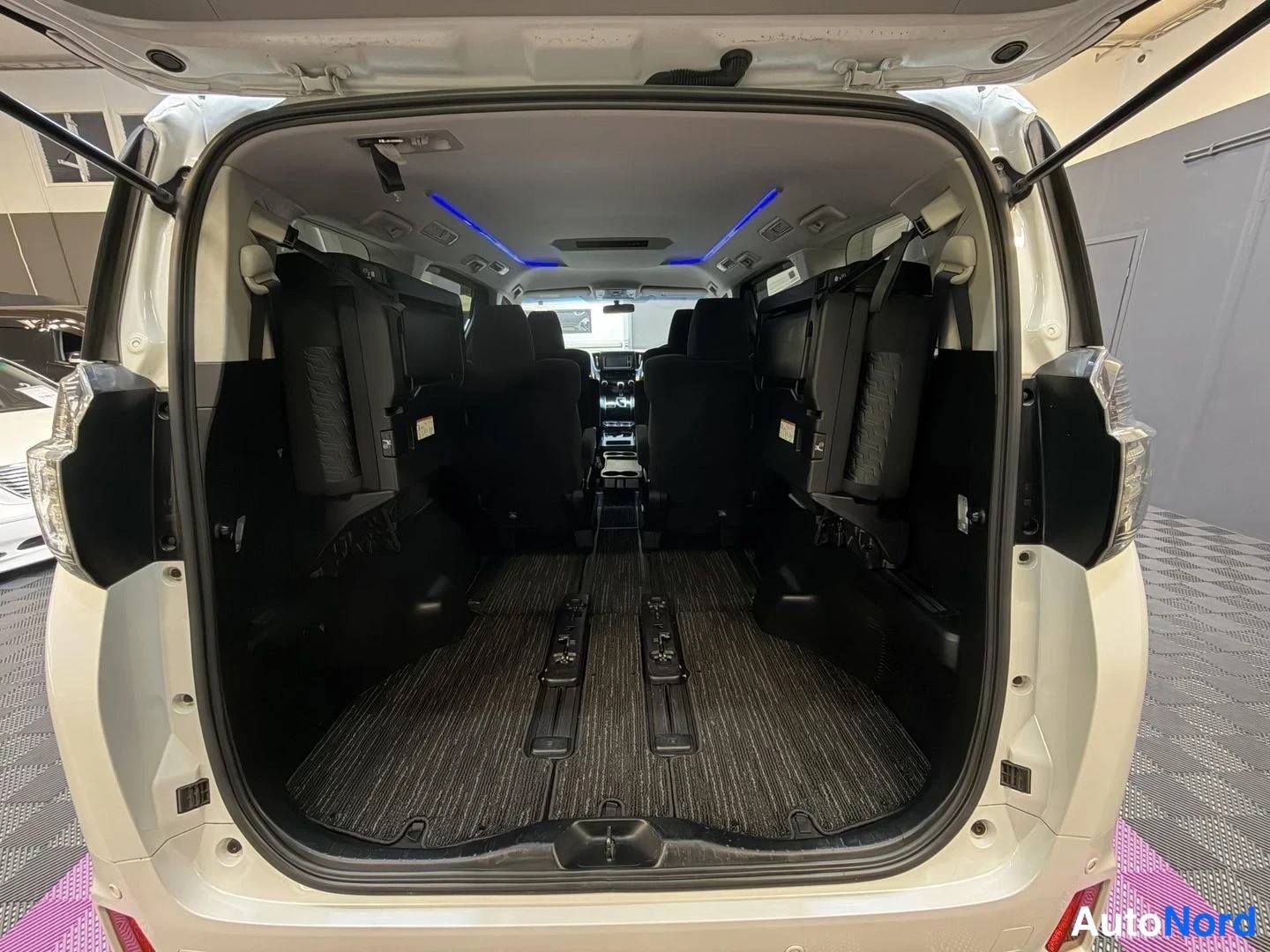 Vit Toyota Vellfire 2015, bagageutrymme, bild 23