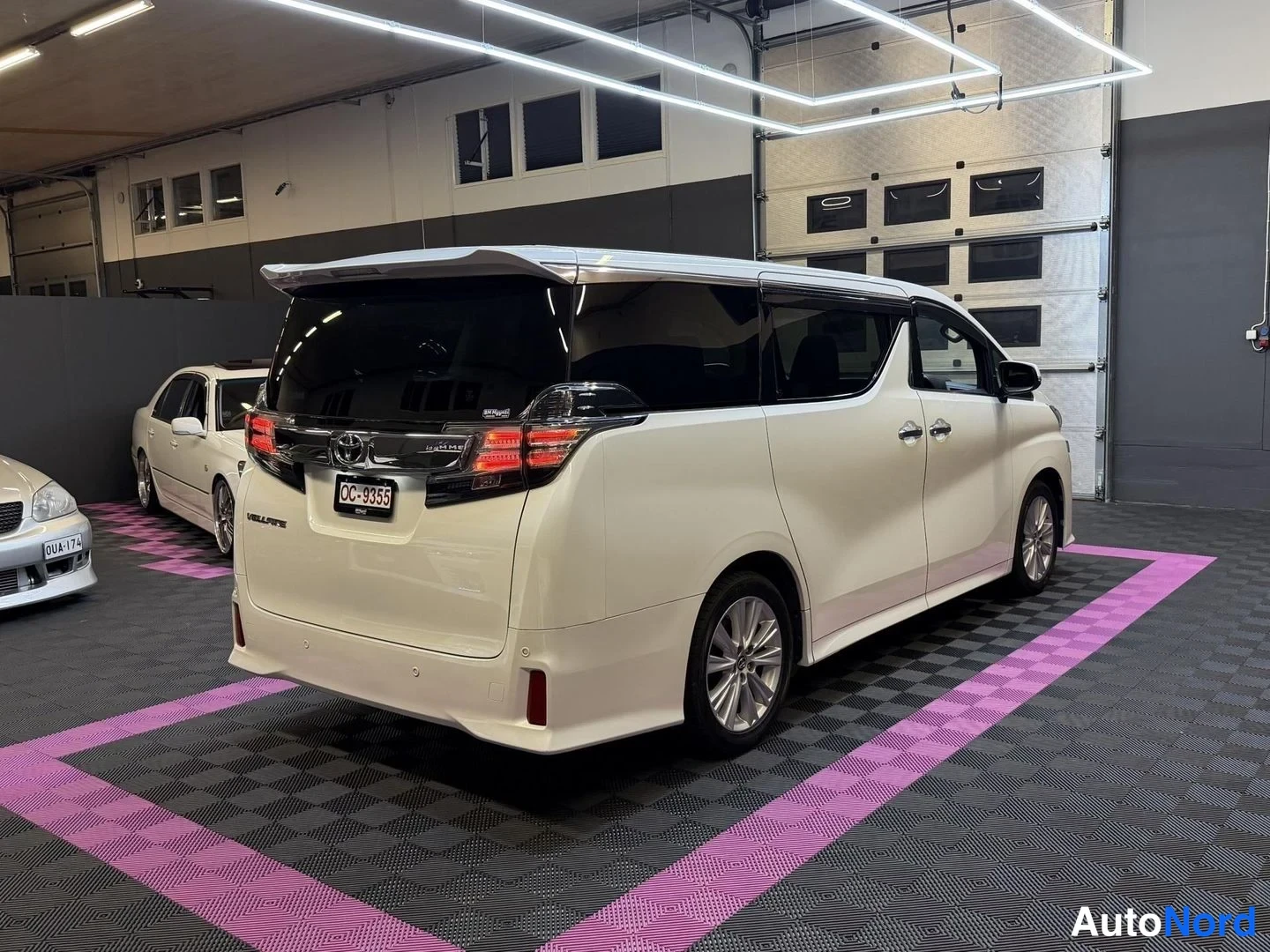 Vit Toyota Vellfire 2015, snett bakifrån, bild 8