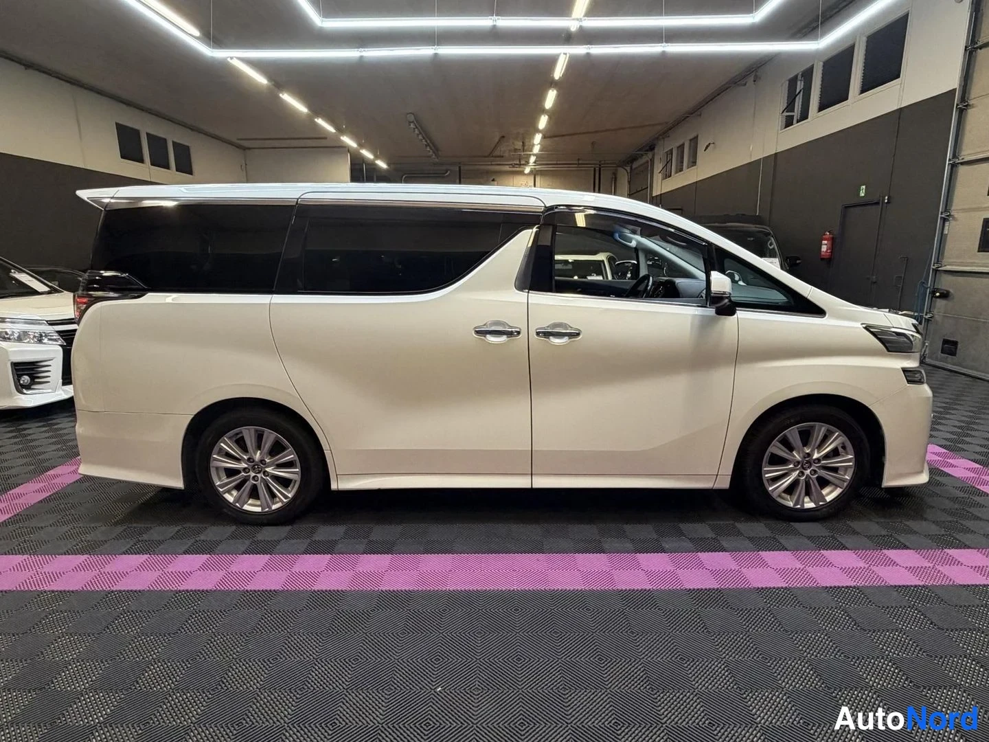 Vit Toyota Vellfire 2015, från sidan, bild 5