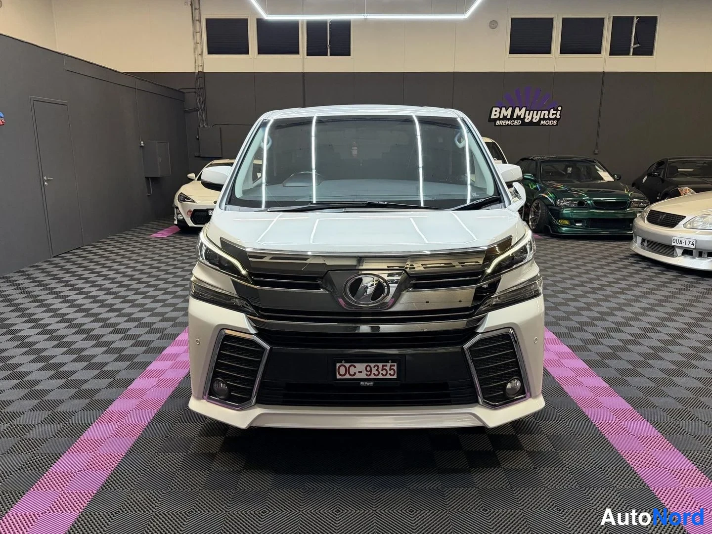 Vit Toyota Vellfire 2015, framifrån, bild 3