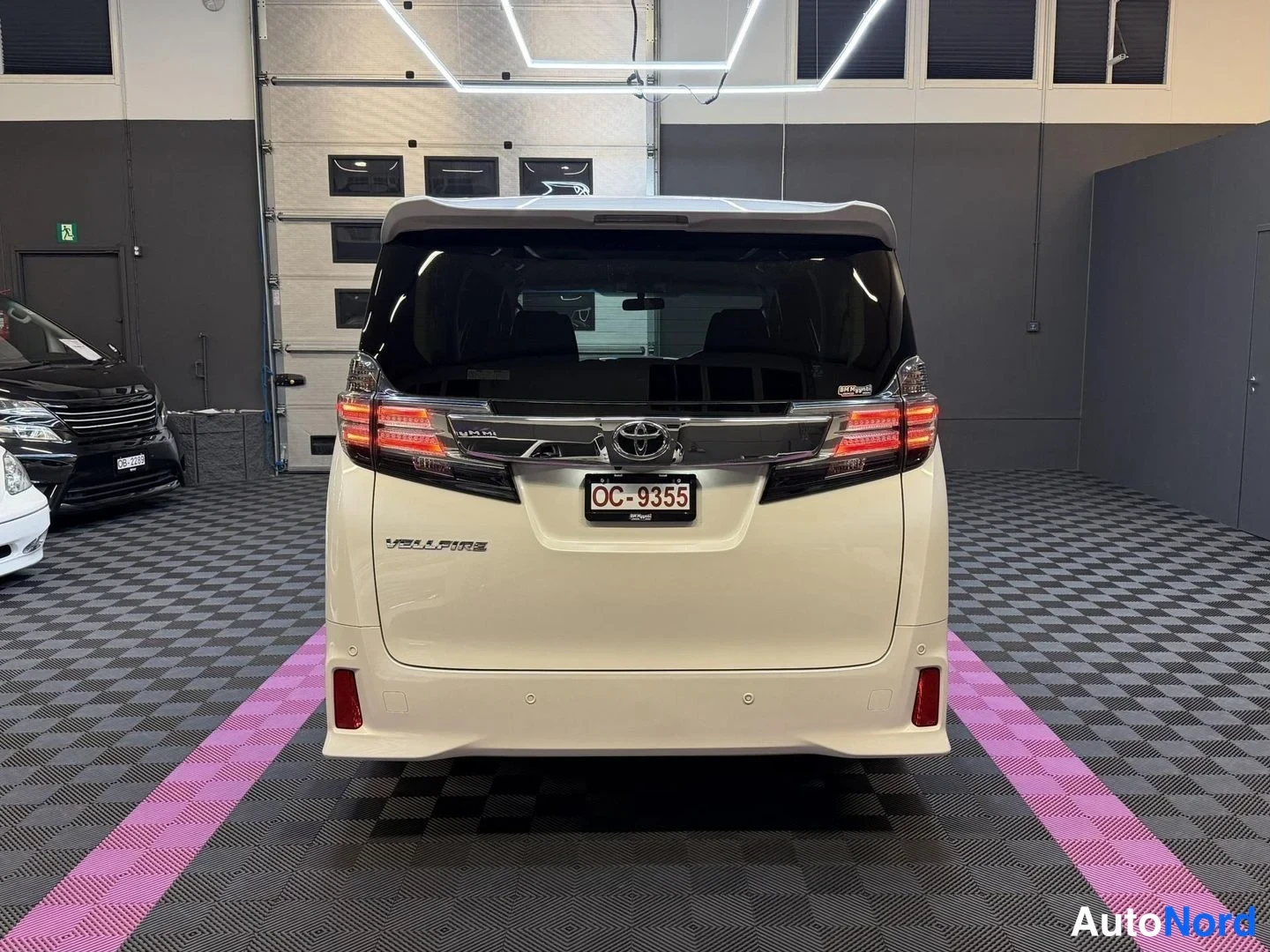 Vit Toyota Vellfire 2015, bakifrån, bild 9