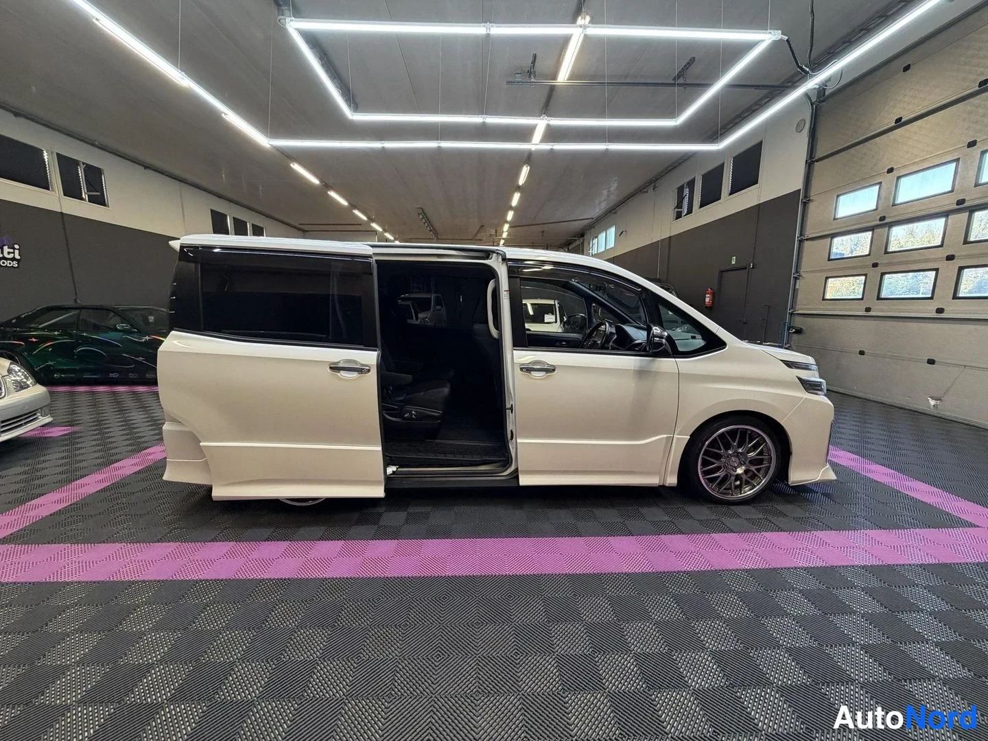 Vit Toyota Voxy 2015, snett framifrån, fronten åt höger, bild 4