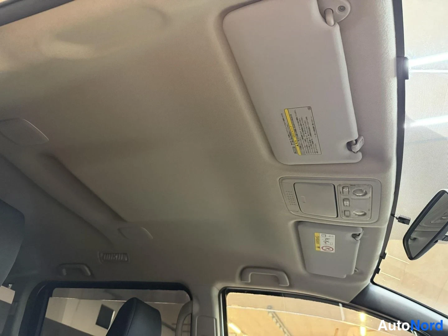 Vit Toyota Voxy 2015, detalj, bild 37