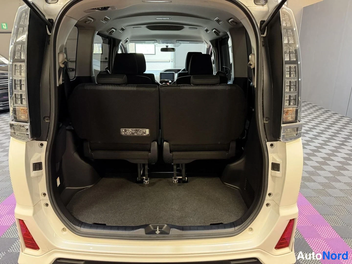 Vit Toyota Voxy 2015, bagageutrymme, bild 27