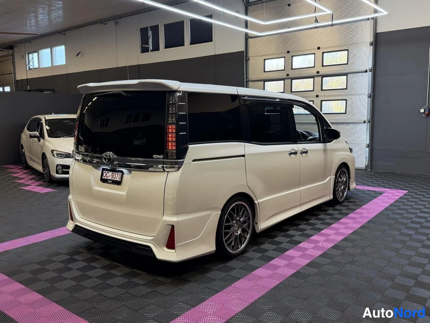 Vit Toyota Voxy 2015, snett bakifrån, bild 9