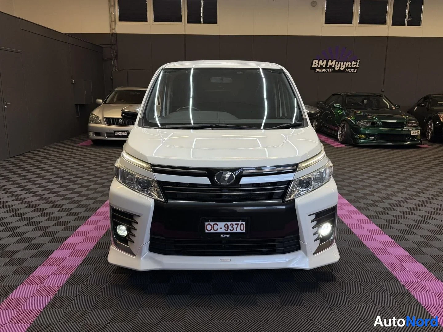 Vit Toyota Voxy 2015, framifrån, bild 5