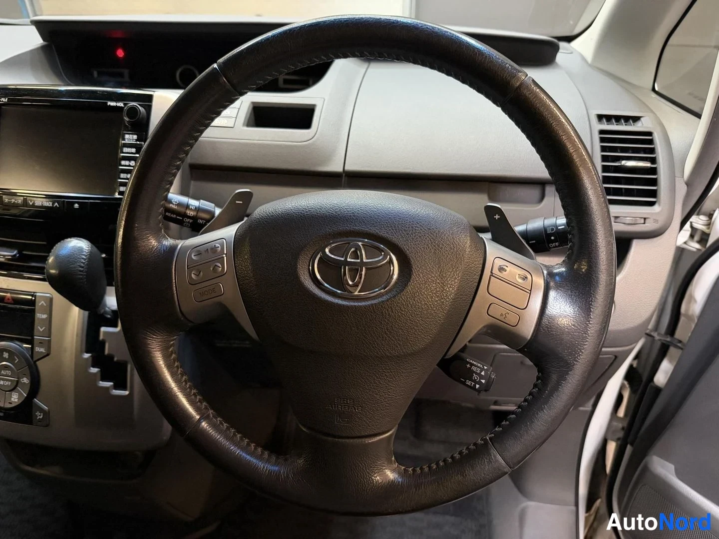 Vit Toyota Voxy 2007, detalj, bild 32