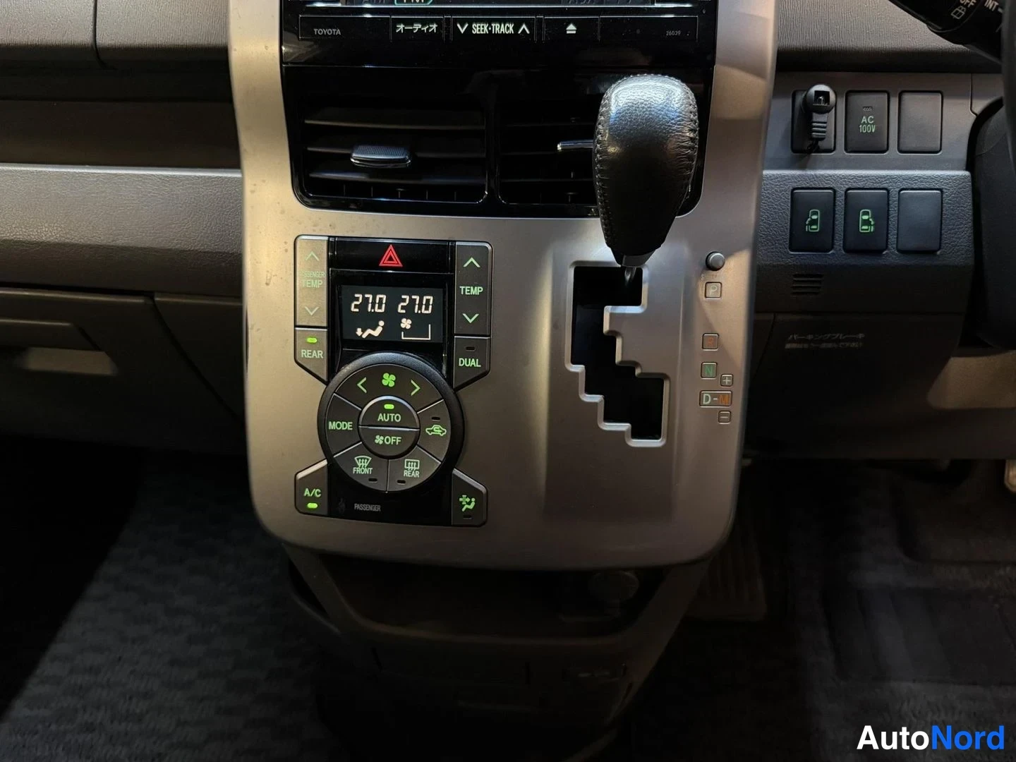 Vit Toyota Voxy 2007, detalj, bild 36