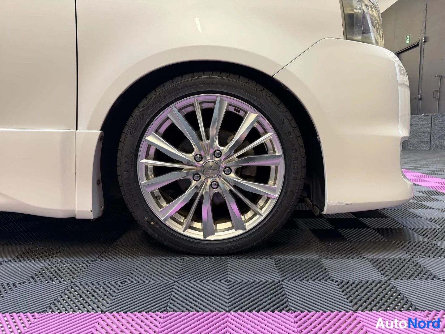 Vit Toyota Voxy 2007, detalj, bild 28