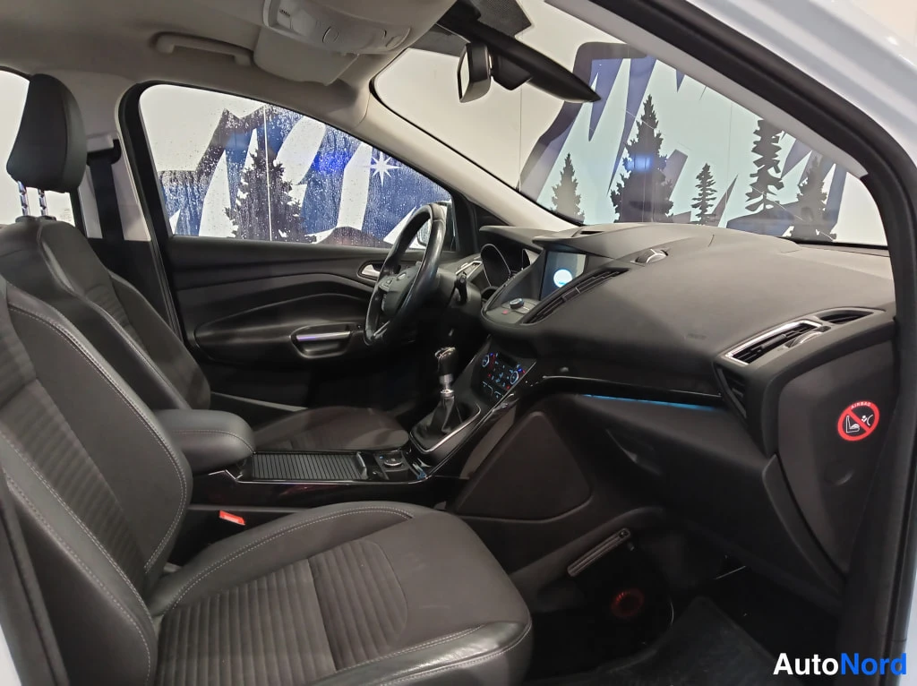 Valkoinen Ford Kuga 2017, ohjaamo, kuva 10
