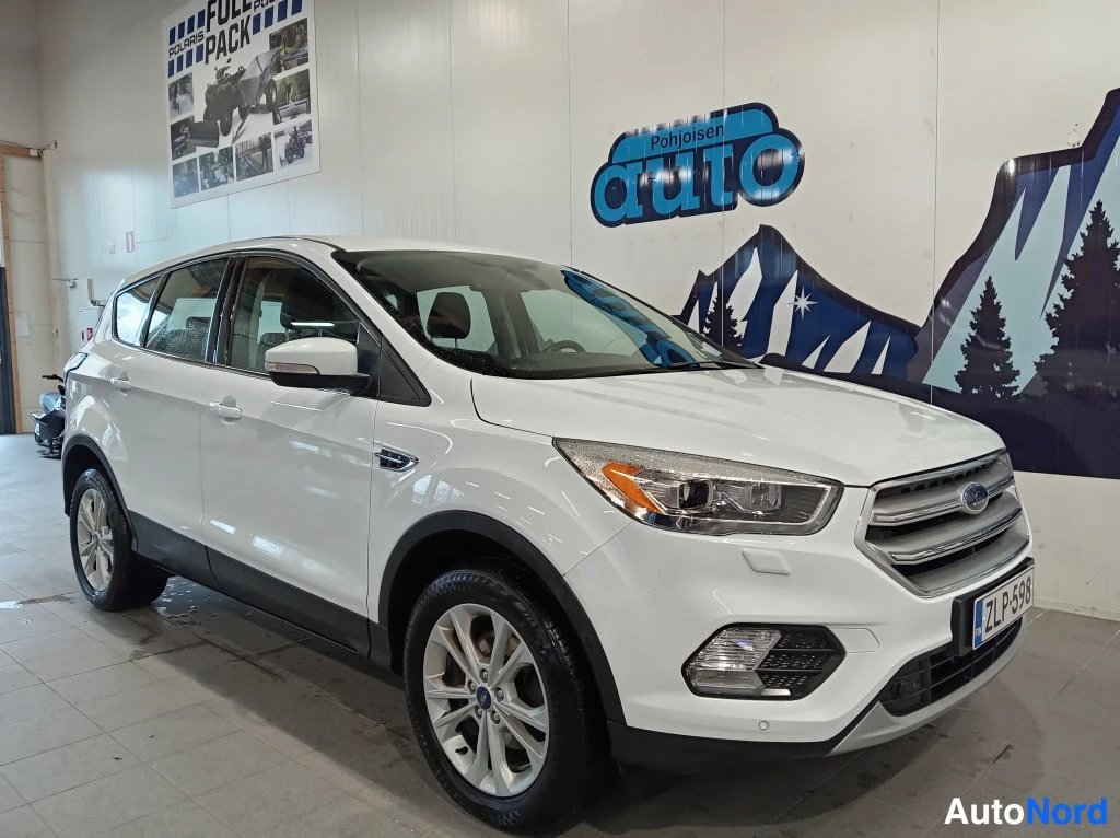 Valkoinen Ford Kuga 2017, etuviisto, keula oikealle, kuva 2
