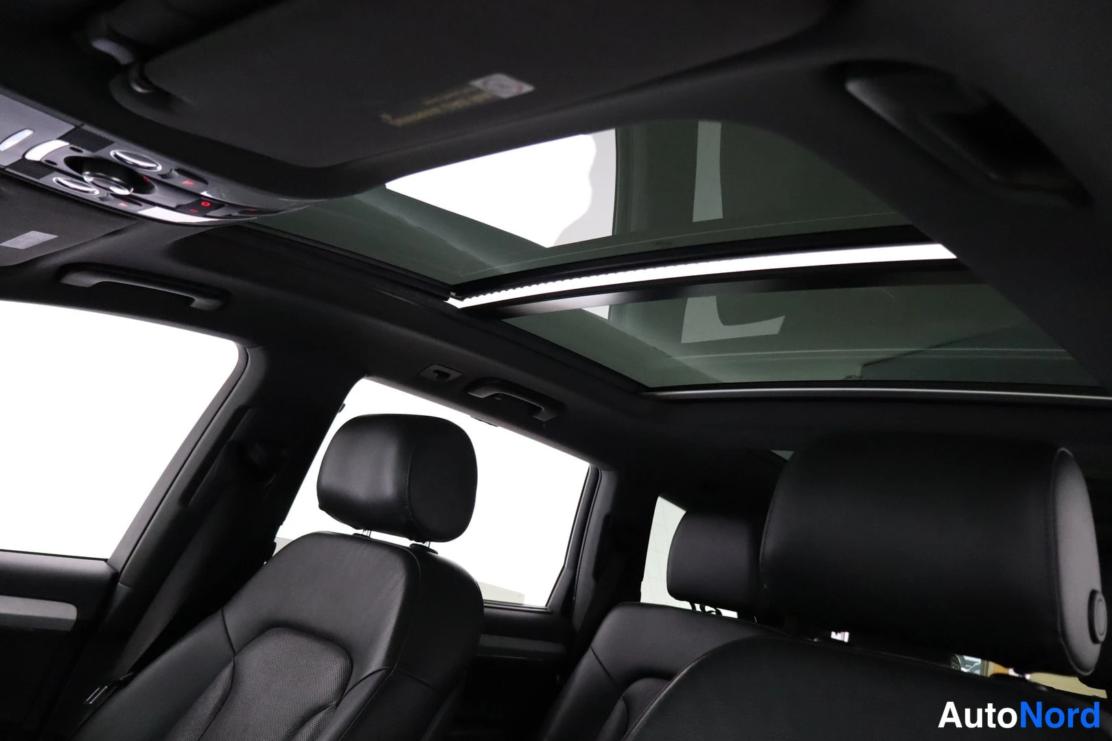 Valkoinen Audi Q7 2012, ohjaamo, kuva 9