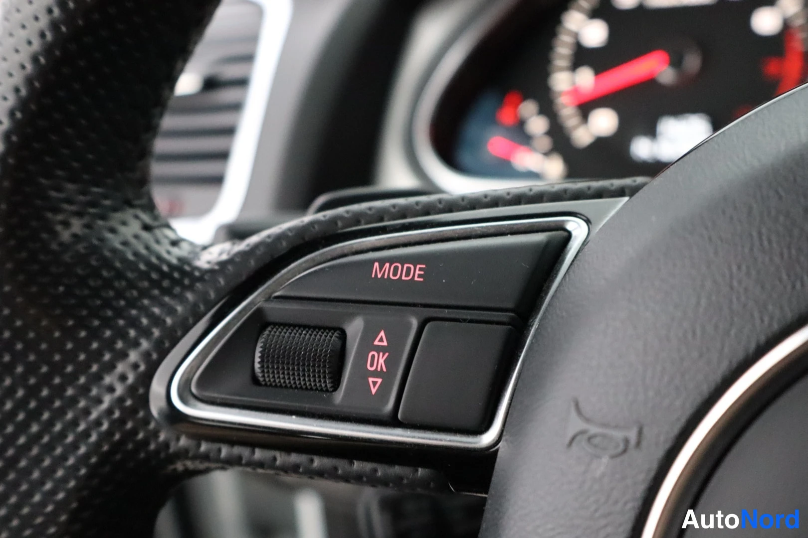 Valkoinen Audi Q7 2012, yksityiskohta, kuva 23