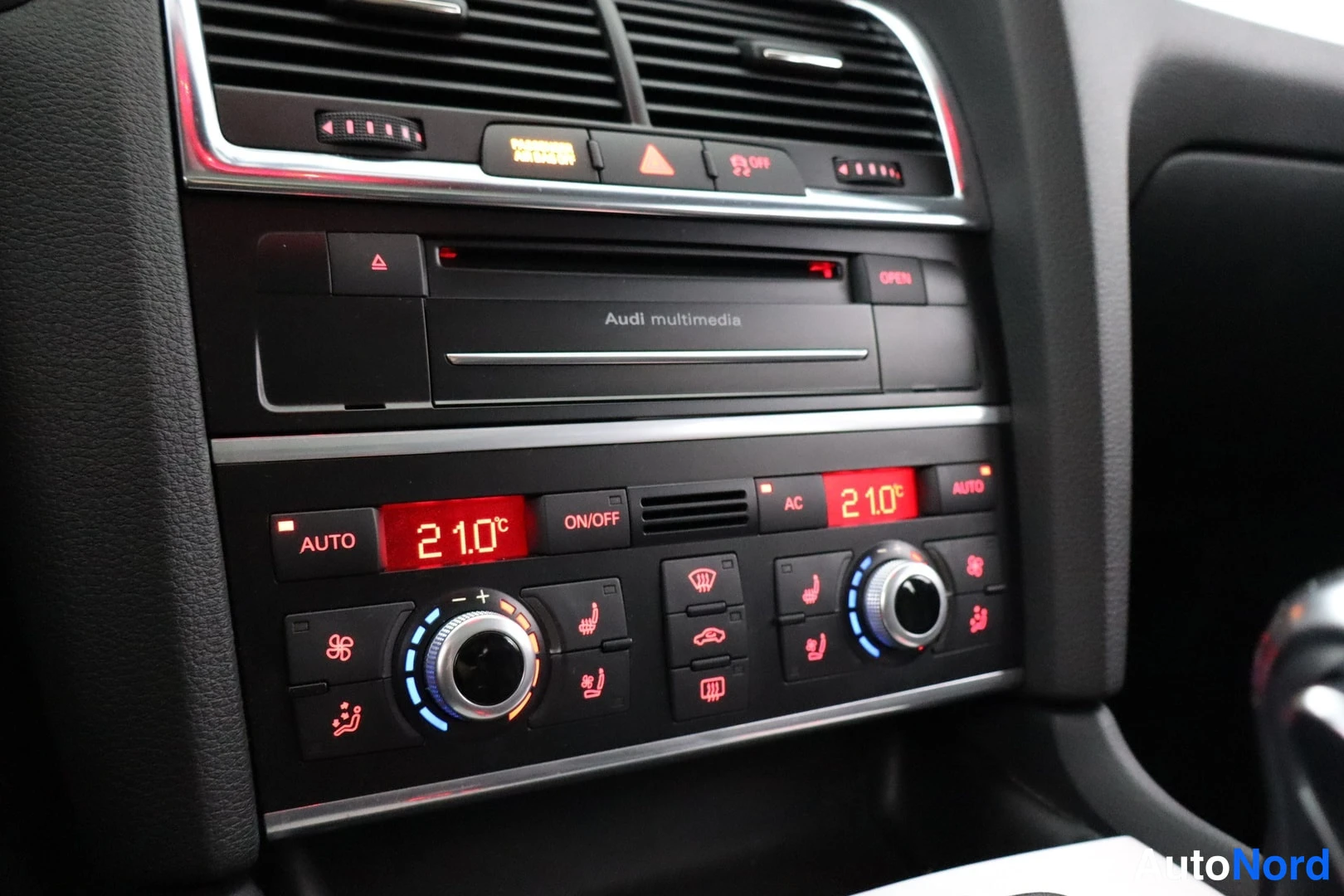 Valkoinen Audi Q7 2012, yksityiskohta, kuva 35